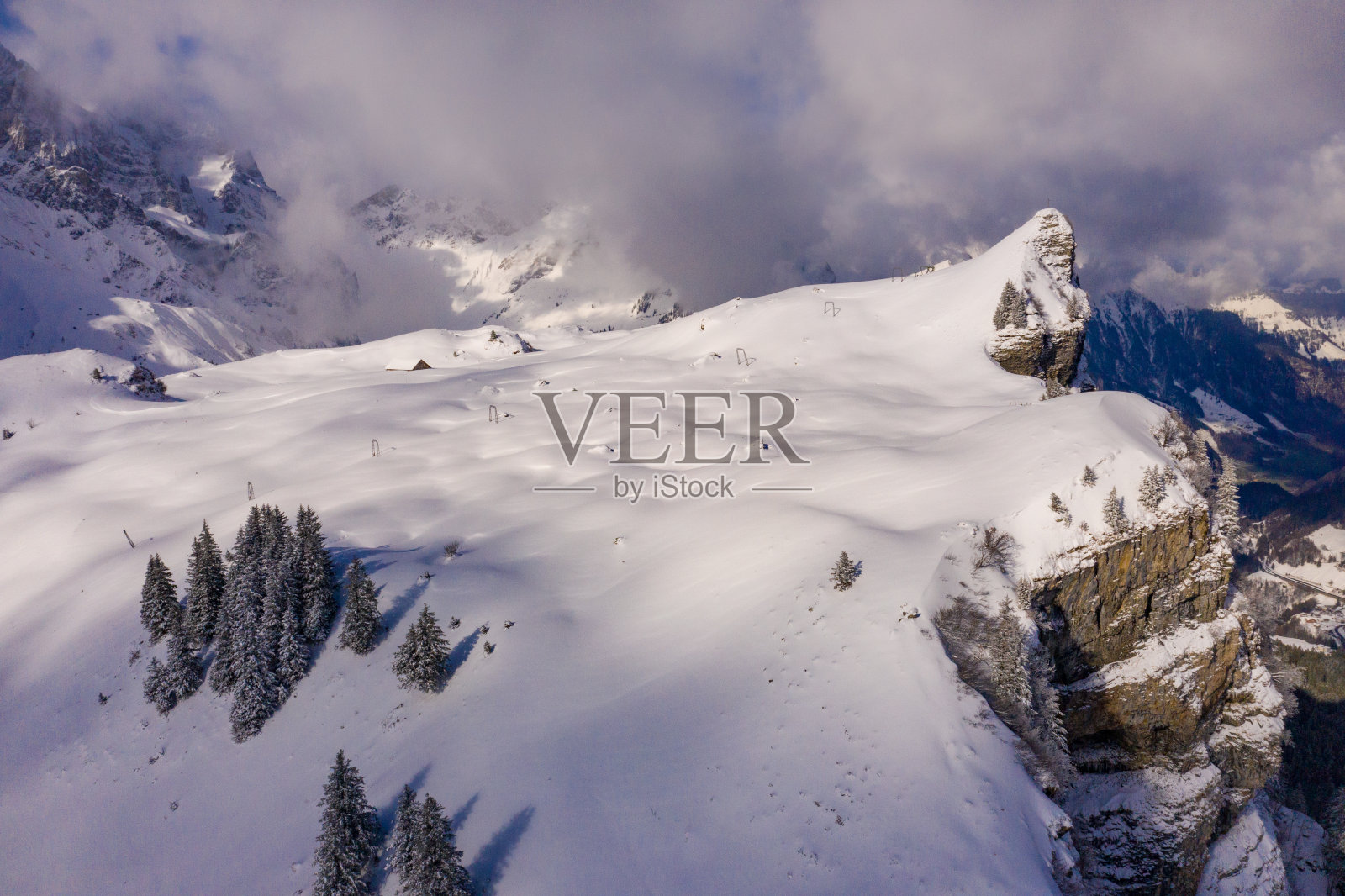 美妙的雪景冬季在阿尔卑斯山-鸟瞰图照片摄影图片