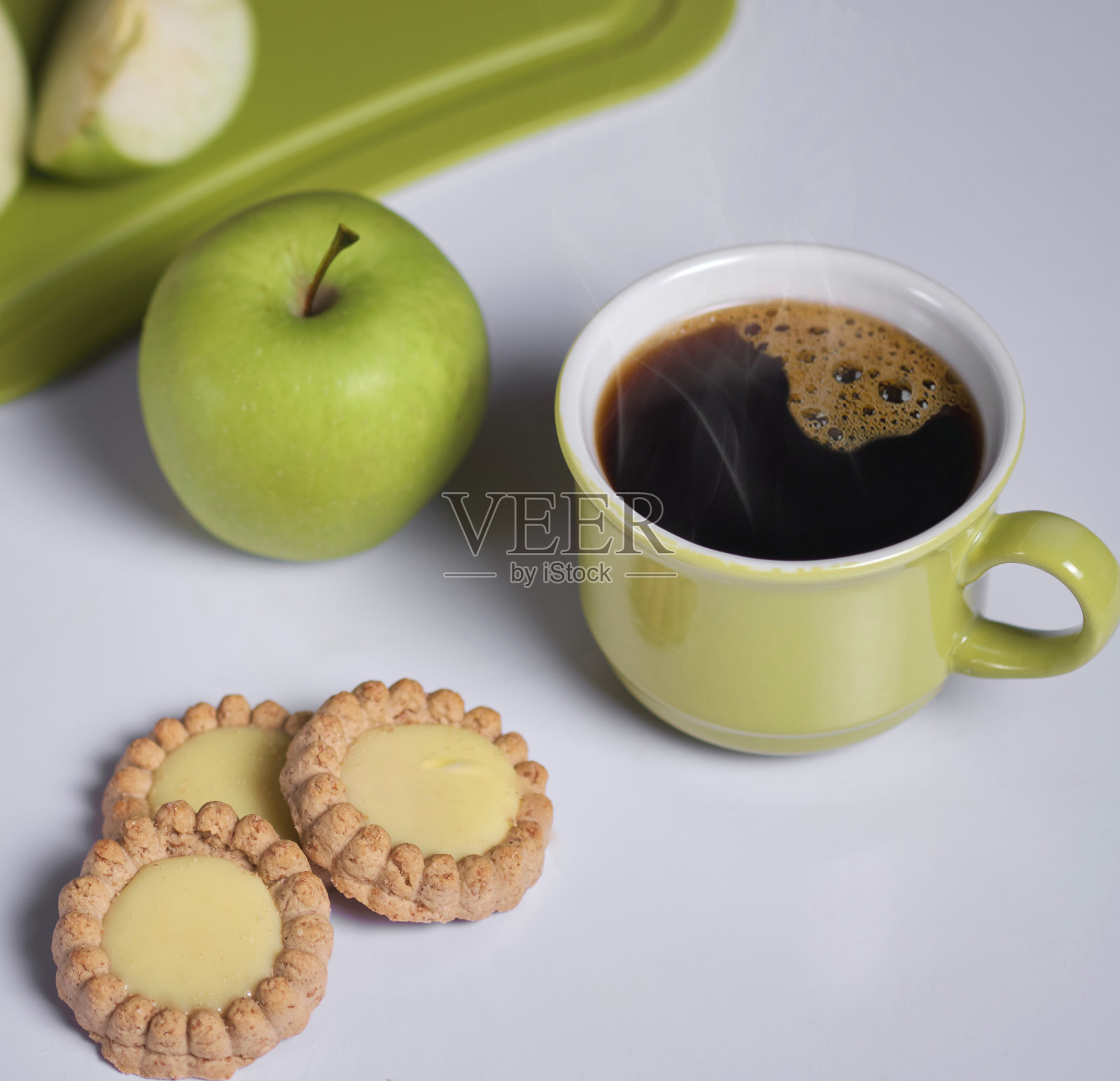 苹果派、饼干和热气腾腾的咖啡照片摄影图片