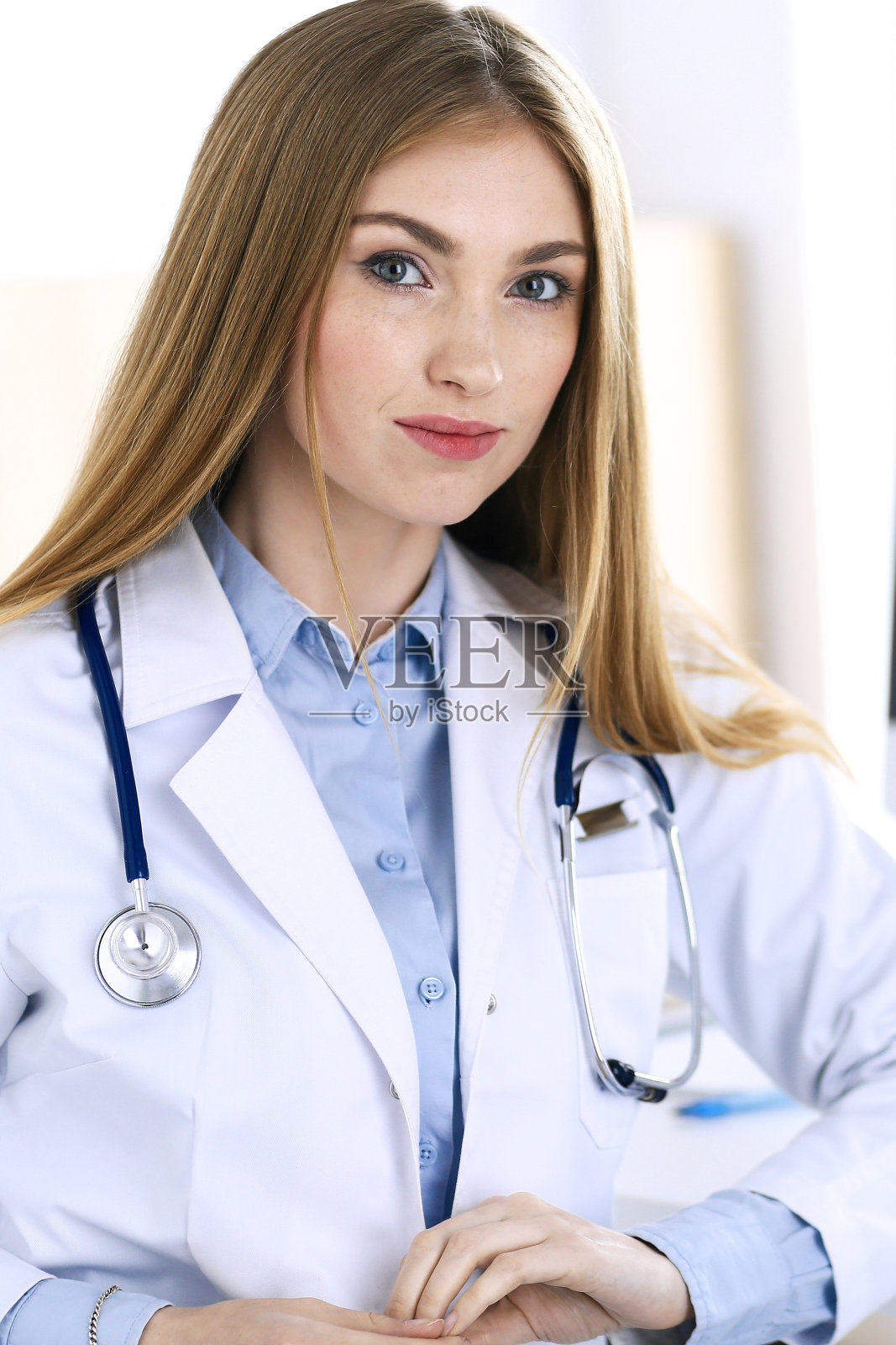 女医生站在医院的办公室里。医生在工作，生活肖像。医学保健理念。照片摄影图片