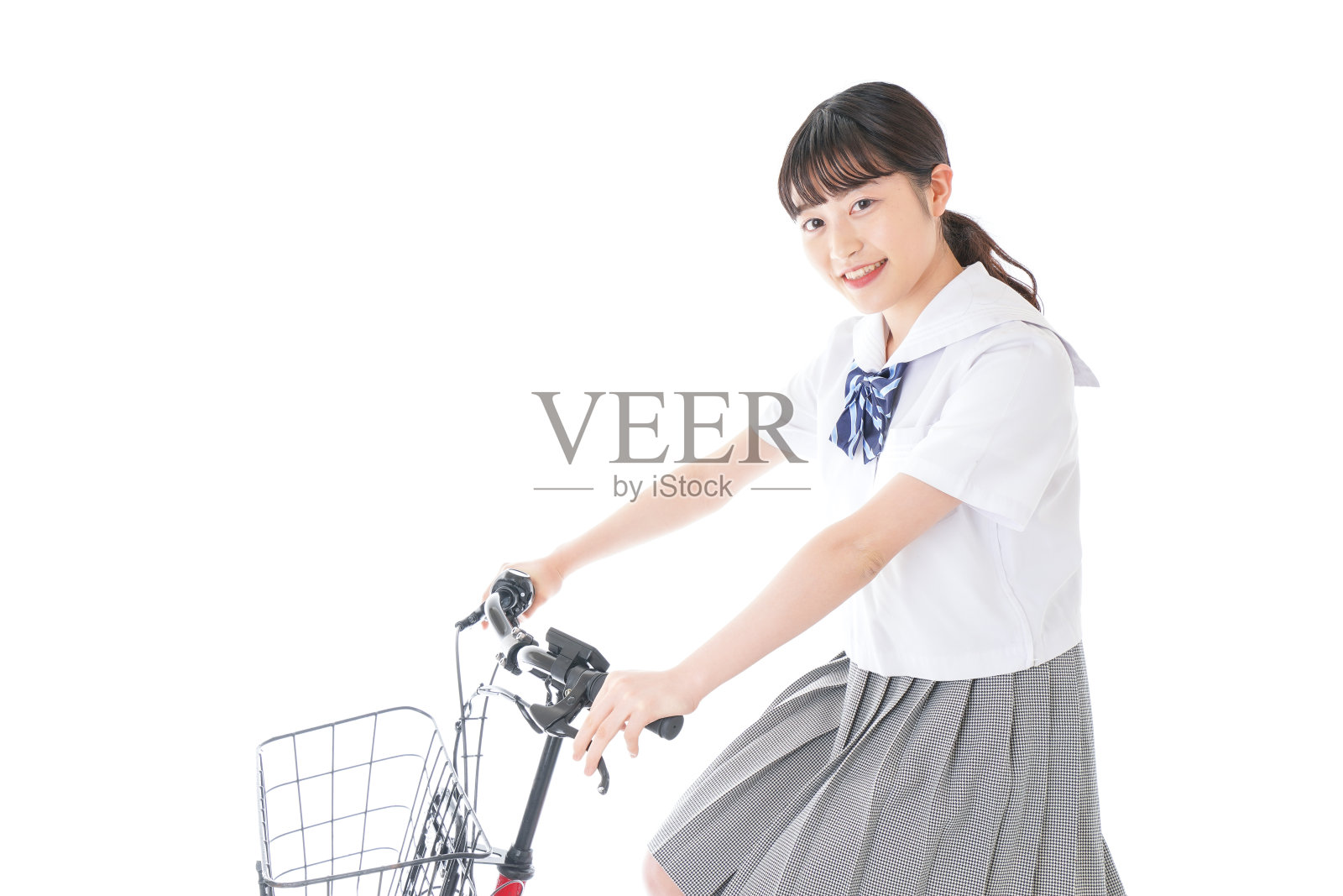 年轻的学生骑自行车上学照片摄影图片