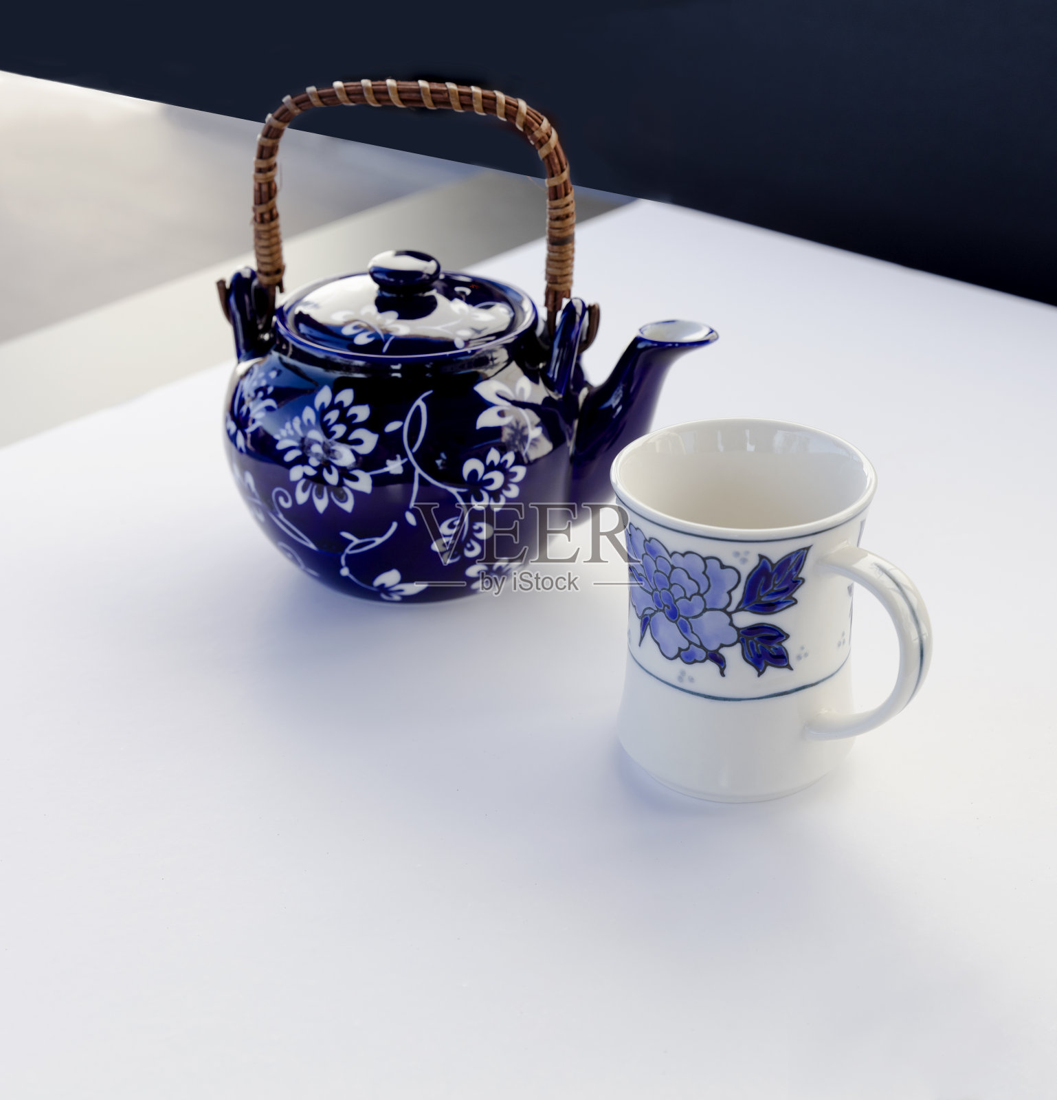 白色背景上的陶瓷茶壶和茶杯照片摄影图片