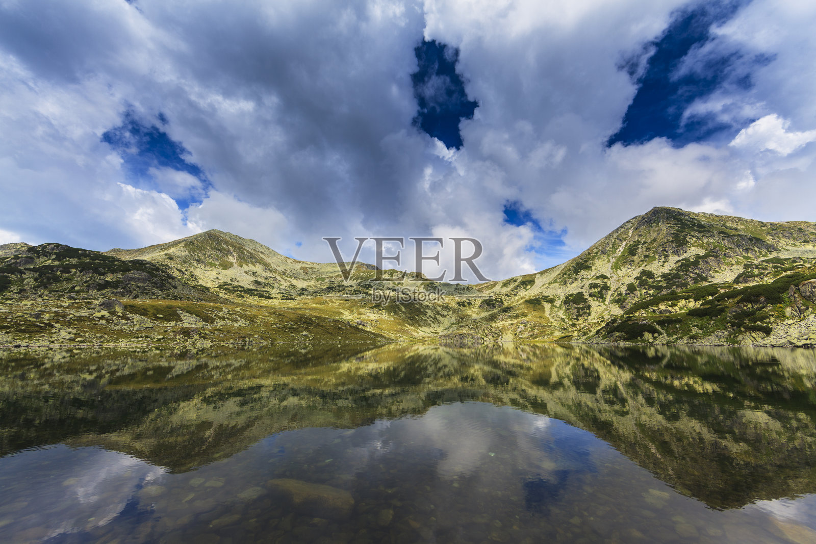 春季特兰西瓦尼亚阿尔卑斯山的山景照片摄影图片