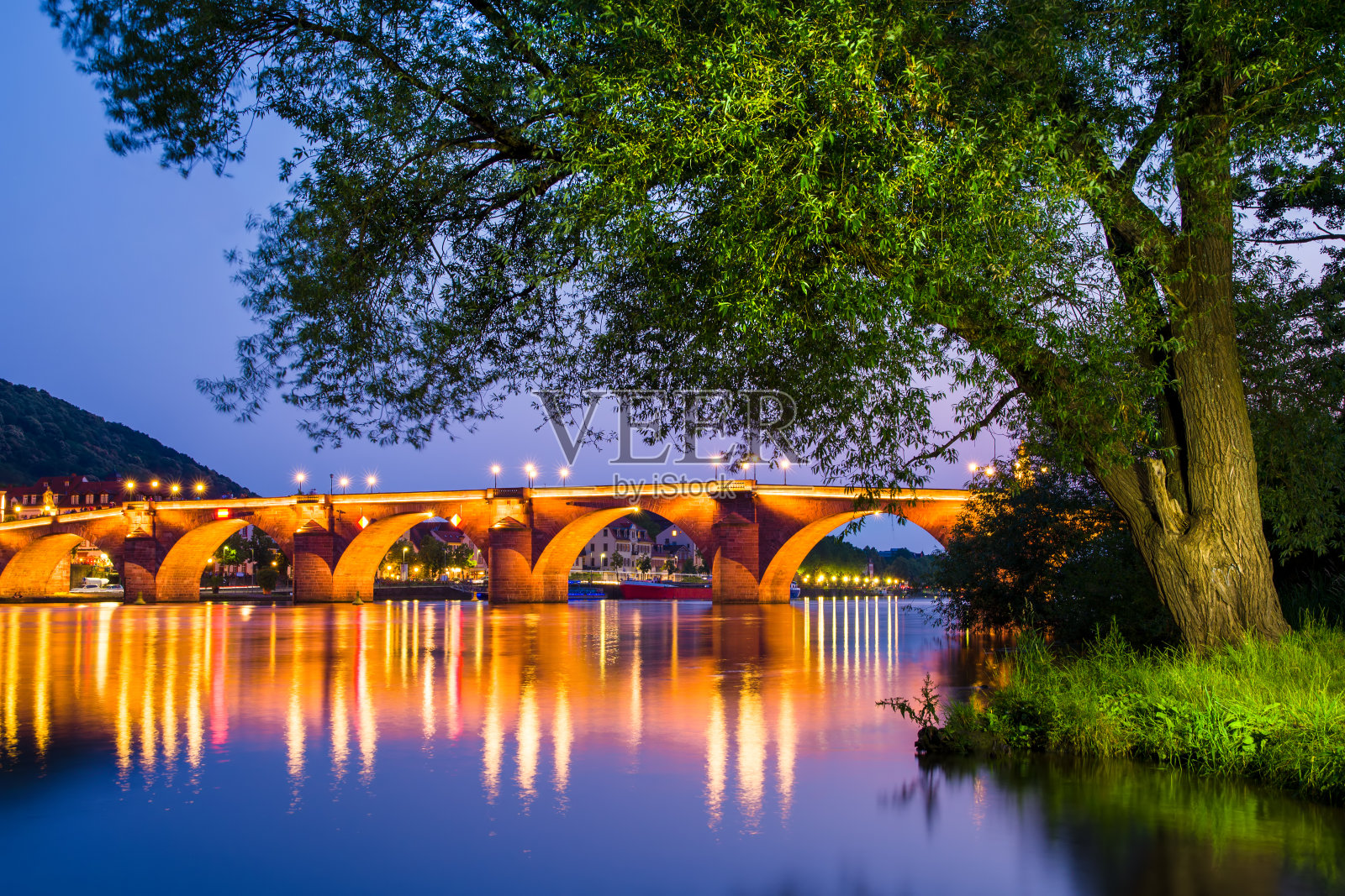 海德堡，黄昏时的老桥照片摄影图片