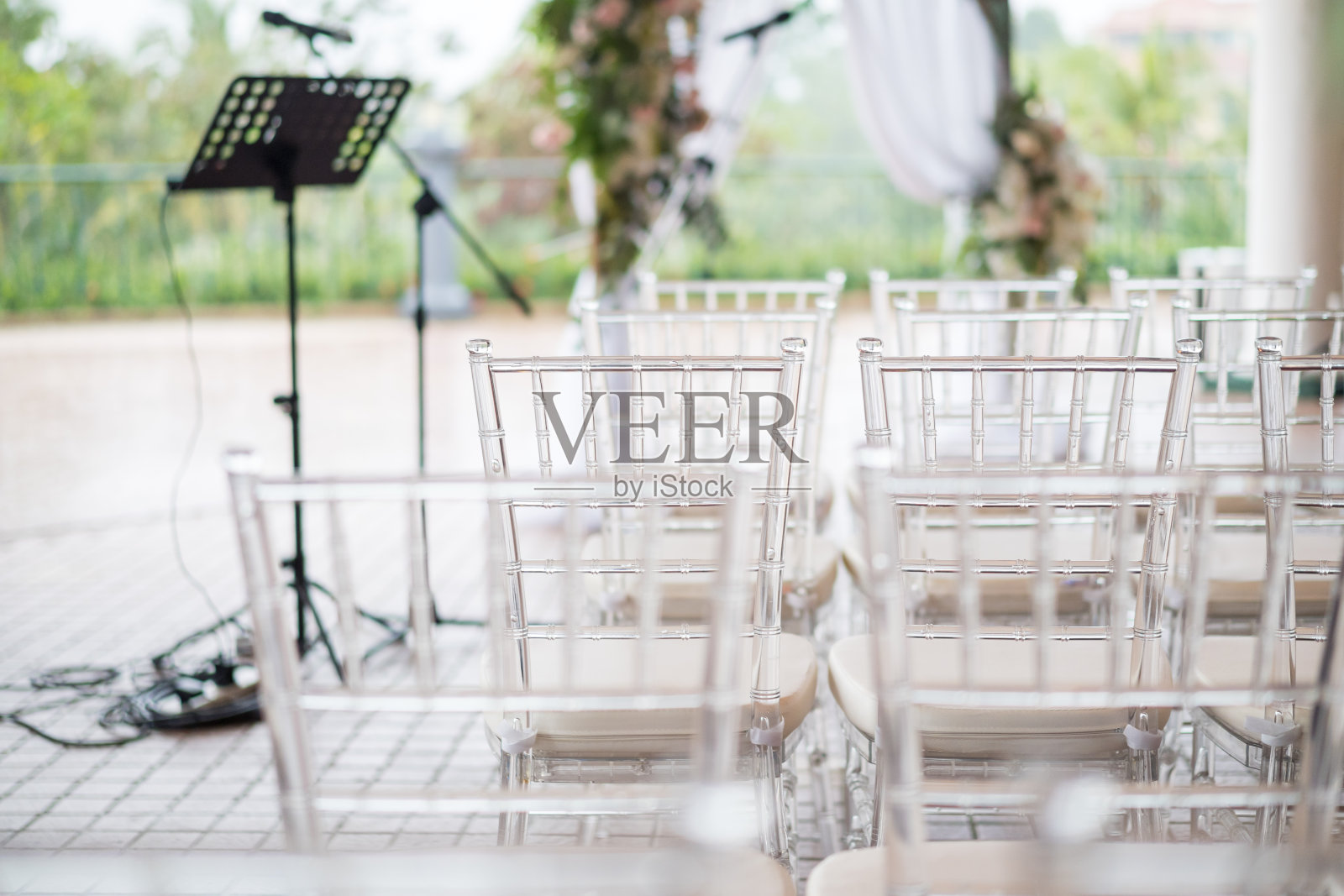 开放空间婚礼上一排排透明椅子照片摄影图片