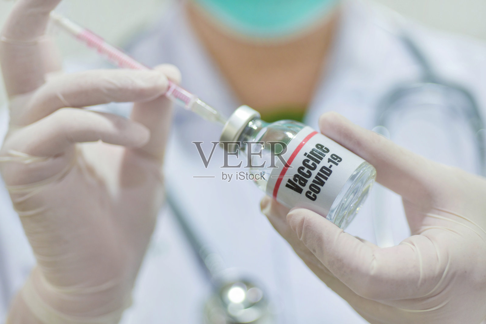 医生手持注射器和Covid-19疫苗瓶-药物照片摄影图片
