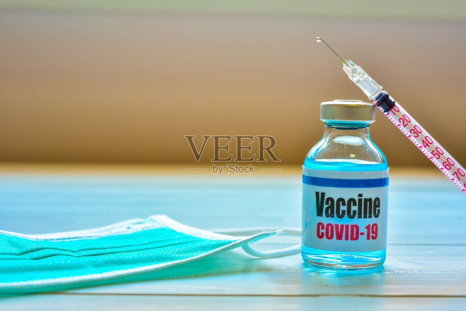 疫苗瓶和注射器注射预防和治疗COVID-19疫苗概念照片摄影图片