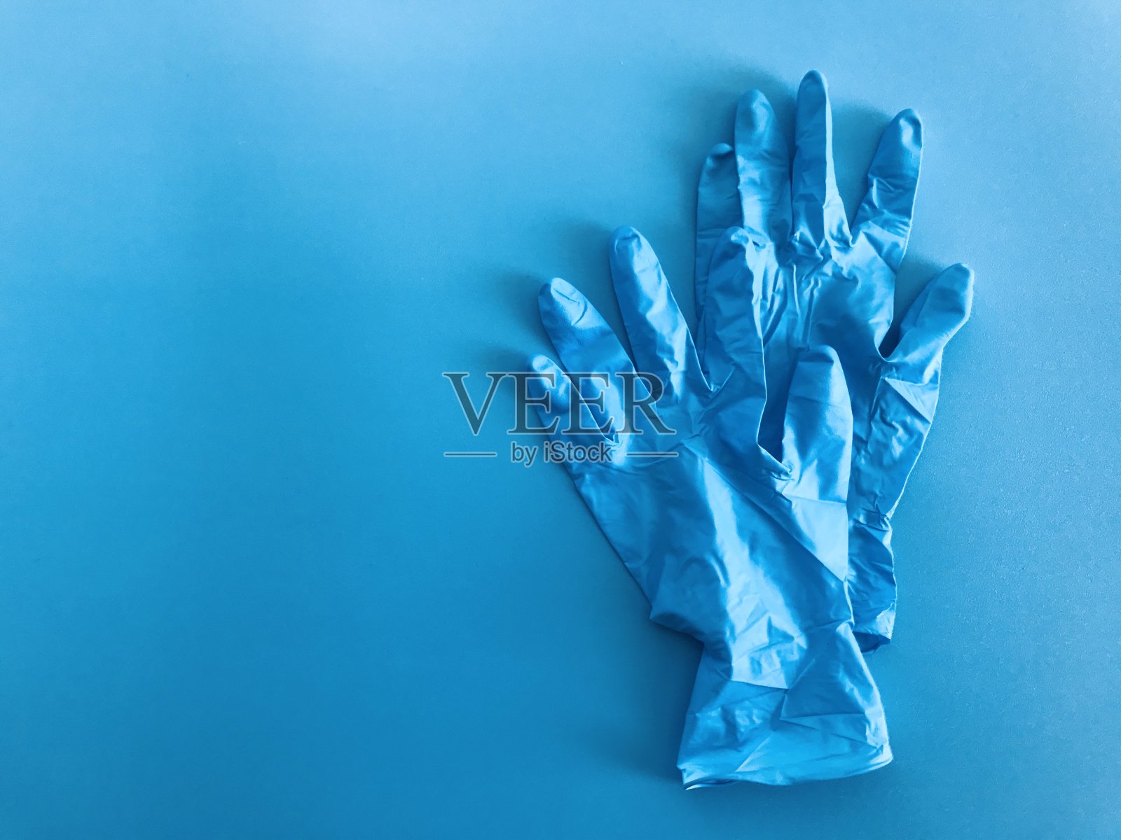 一双蓝色的医用手套摞在一起照片摄影图片