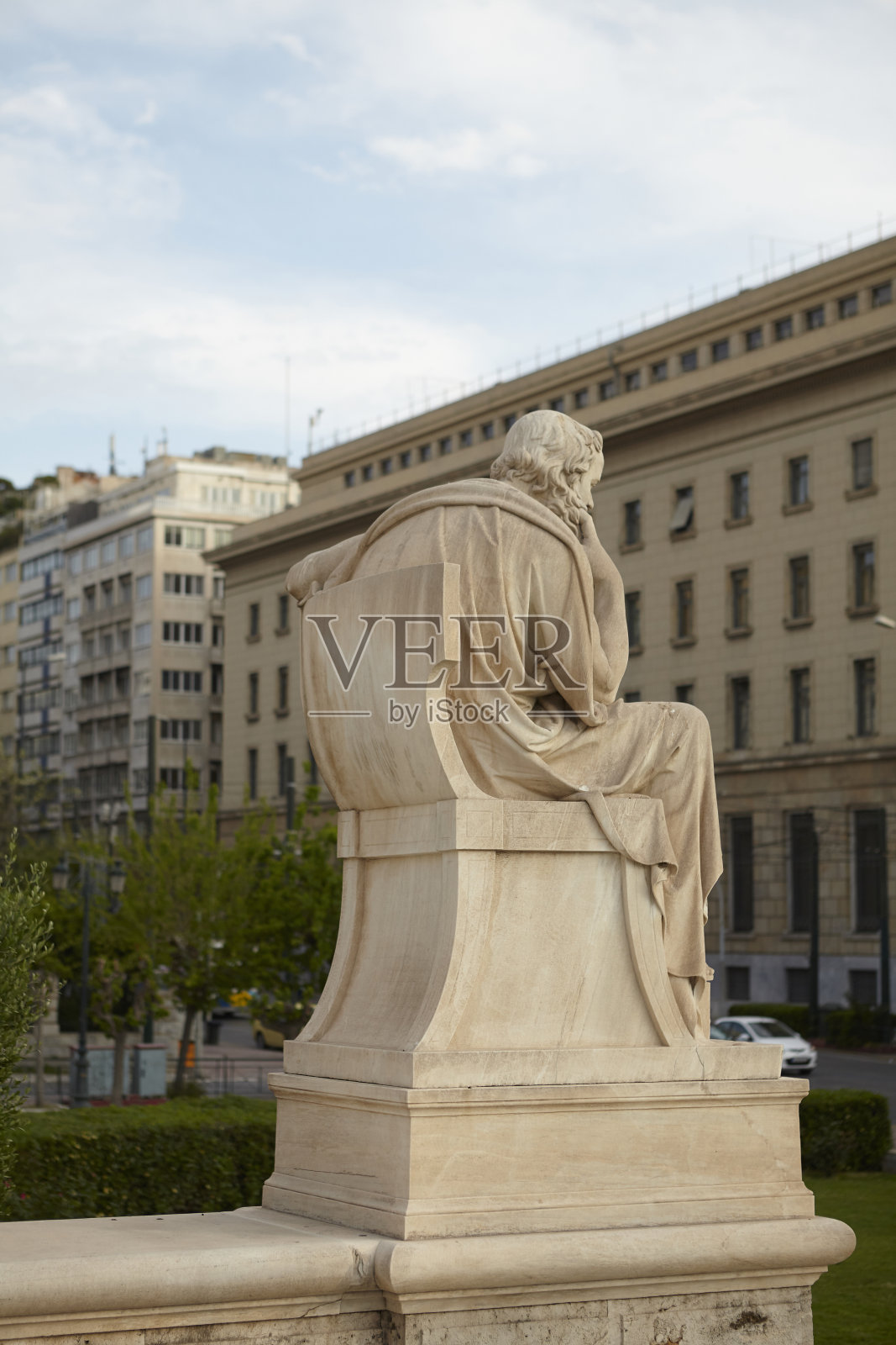 苏格拉底雕像和雅典城照片摄影图片