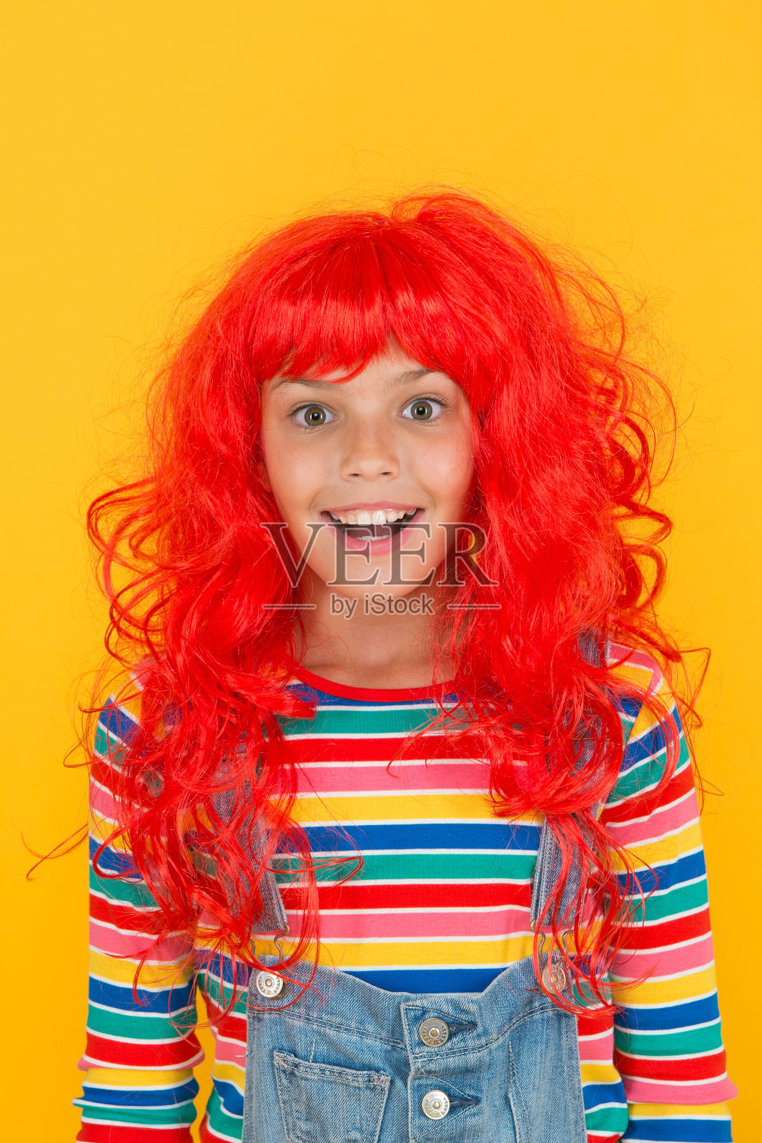 凌乱的发型。孩子快乐微笑快乐红发女孩。我是姜，我很自豪。红色头发的刻板印象。红发人不是那种有吸魂魔法的生物。疯狂的红头发假发照片摄影图片