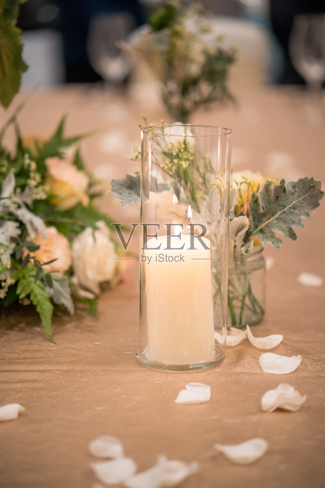 婚宴桌上的烛光装饰照片摄影图片