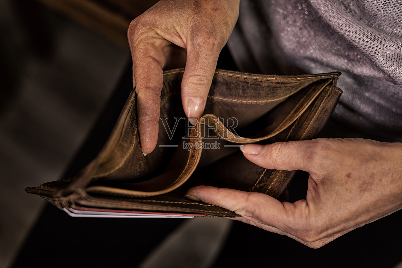 一位老人手中空空的钱包。经济危机时期的贫困照片摄影图片