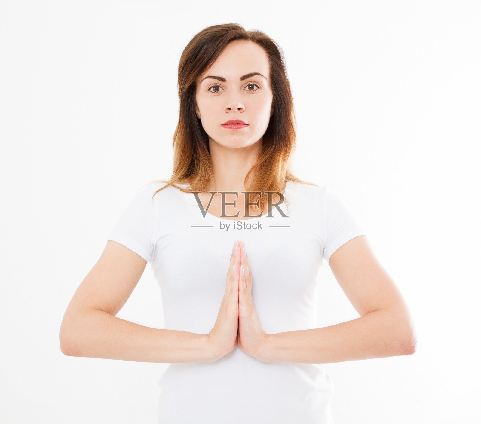 特写的手美丽的女人，女孩在白色t恤，在室内冥想，集中在手臂在合十礼手势。亚洲医学，瑜伽概念。模拟。副本的空间。模板。空白。照片摄影图片