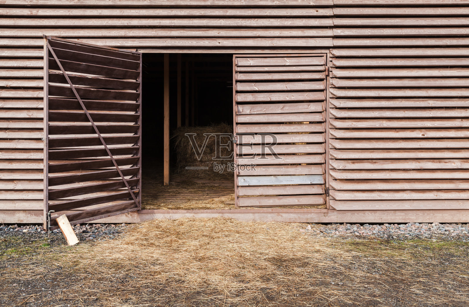 敞开大门的旧木谷仓，乡村建筑照片摄影图片