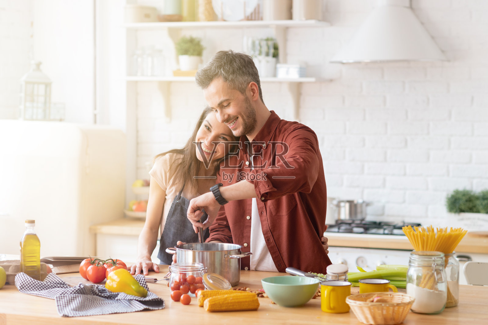 幸福微笑的家庭夫妇在厨房做饭照片摄影图片
