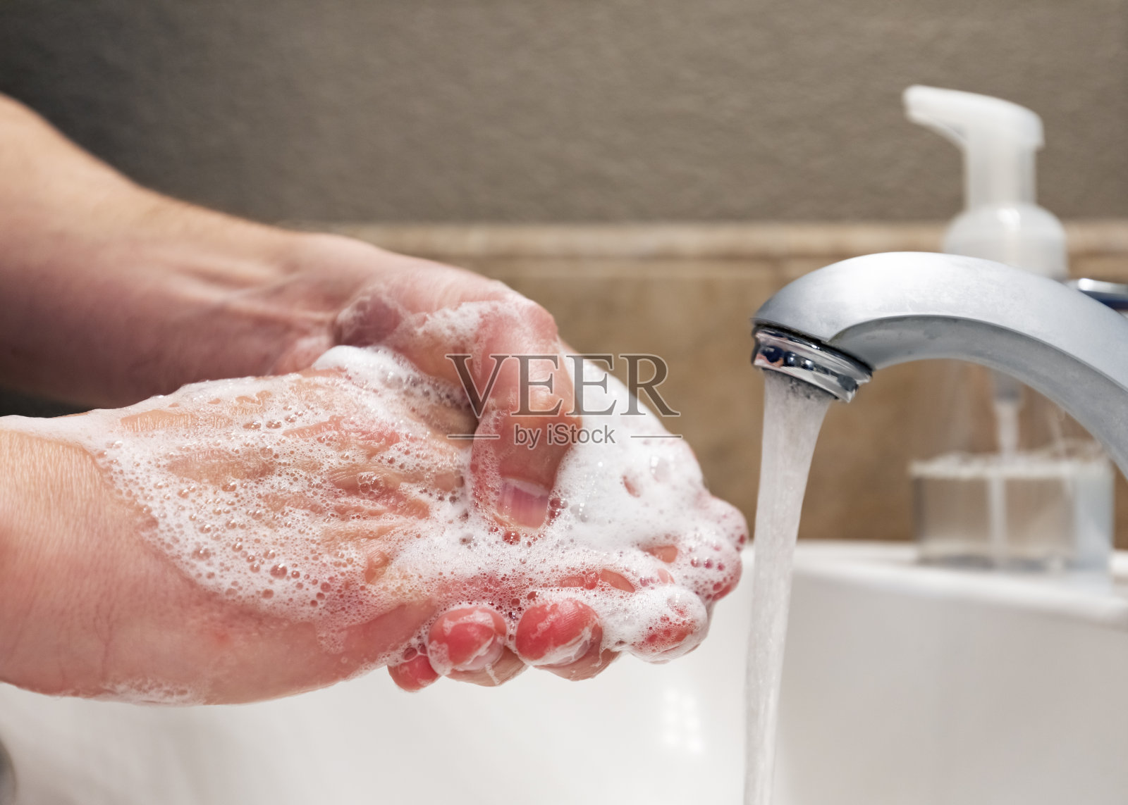 用肥皂洗手照片摄影图片