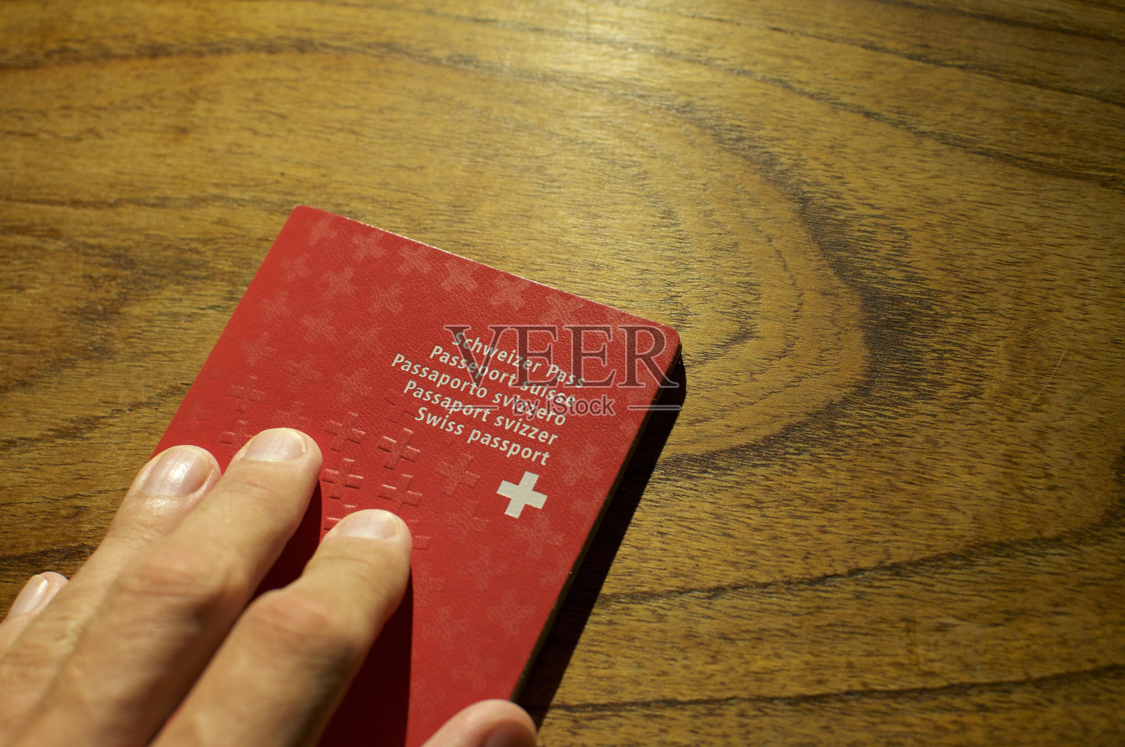一张瑞士护照放在木桌上照片摄影图片