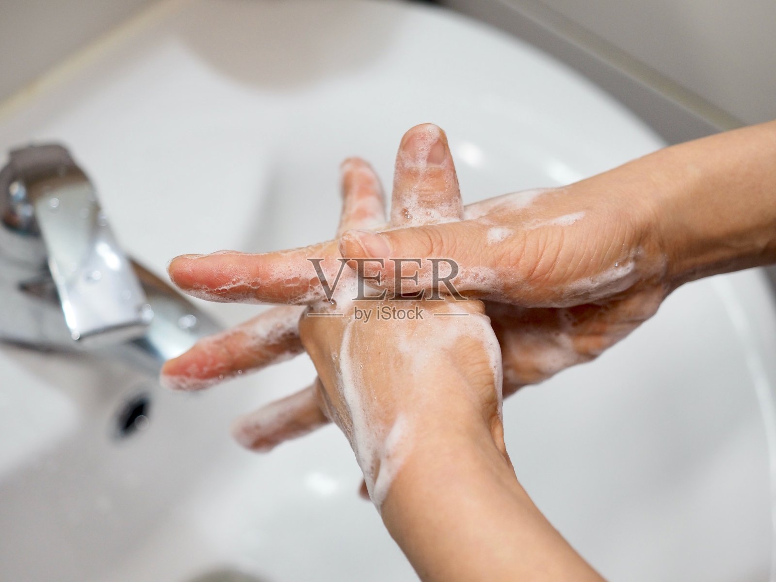 洗手过程中，预防感染照片摄影图片