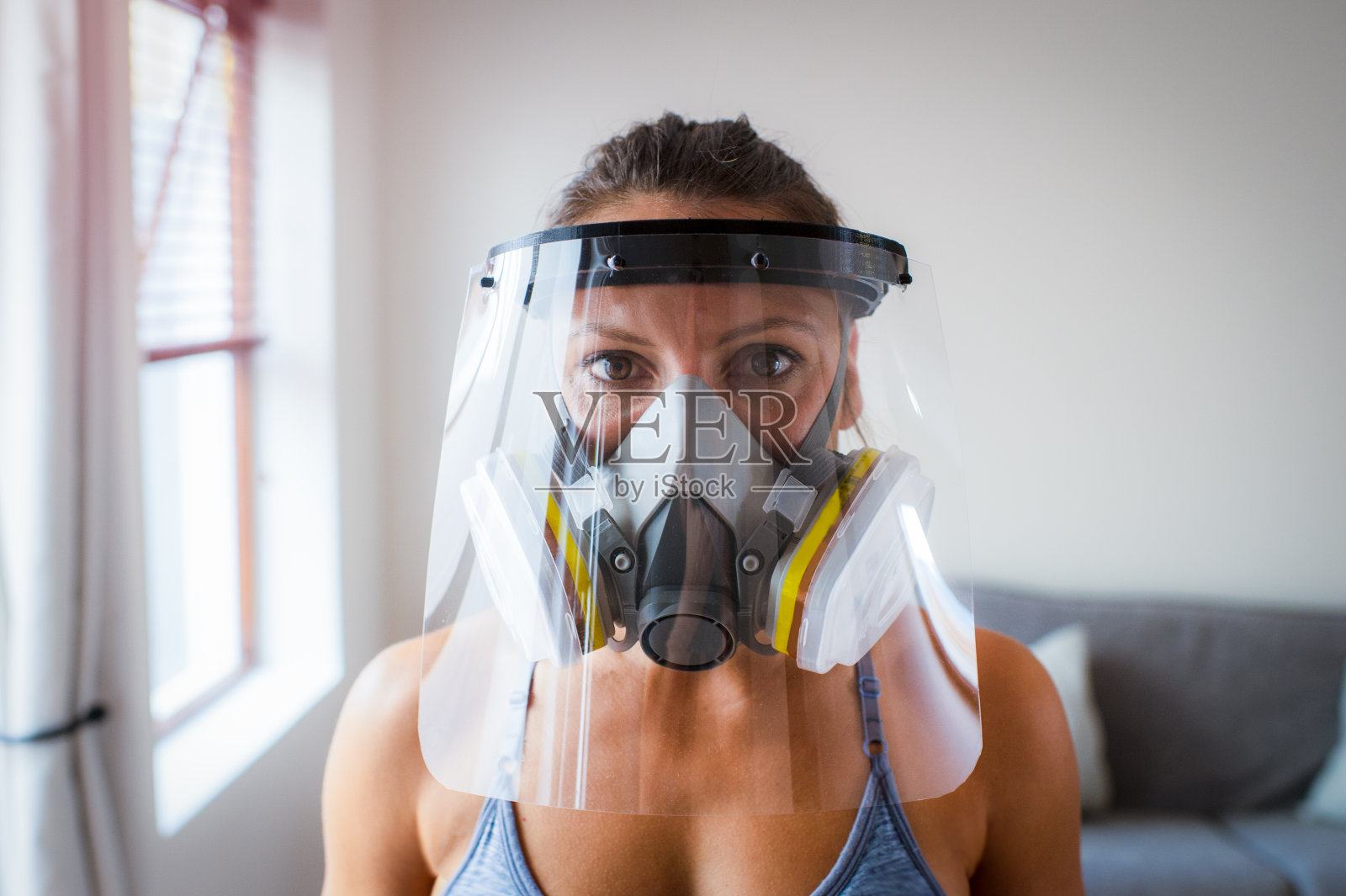 年轻女子肖像脸面罩和工业呼吸器面罩照片摄影图片