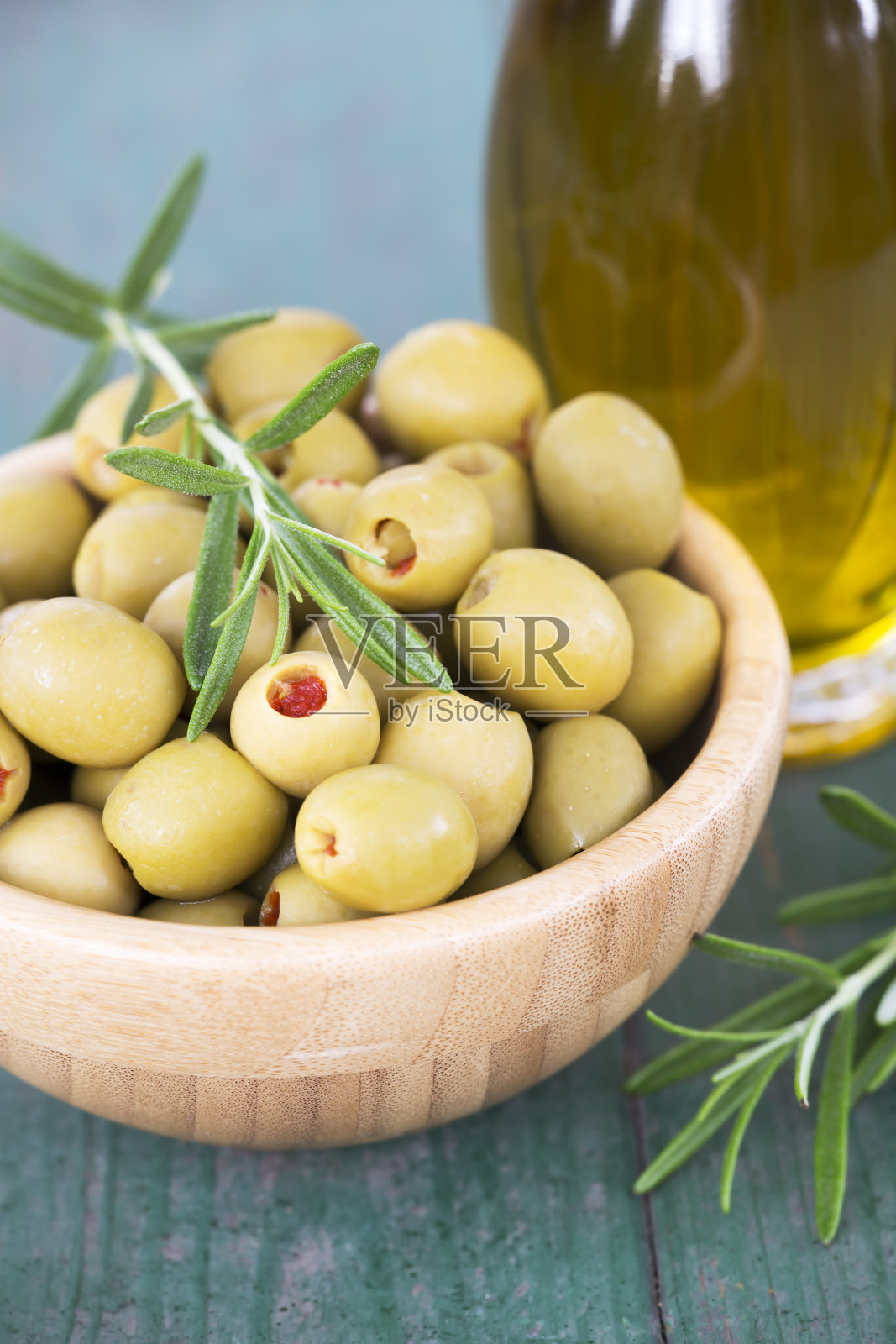 橄榄油和迷迭香照片摄影图片