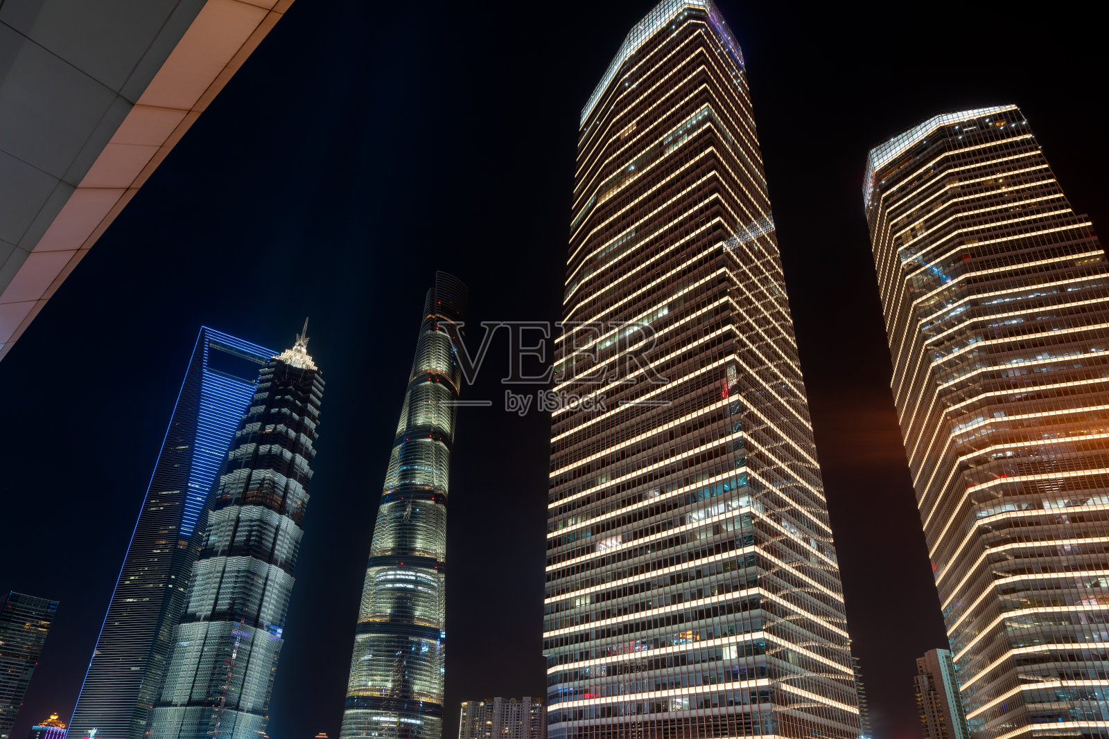 从低角度看中国上海的摩天大楼。照片摄影图片