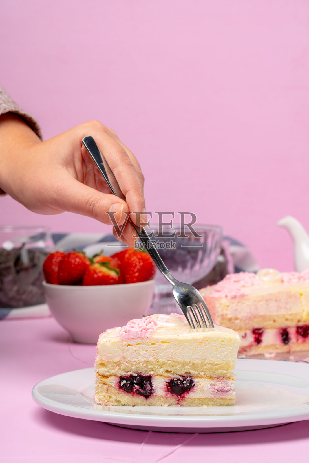 自制草莓奶油层饼干蛋糕照片摄影图片
