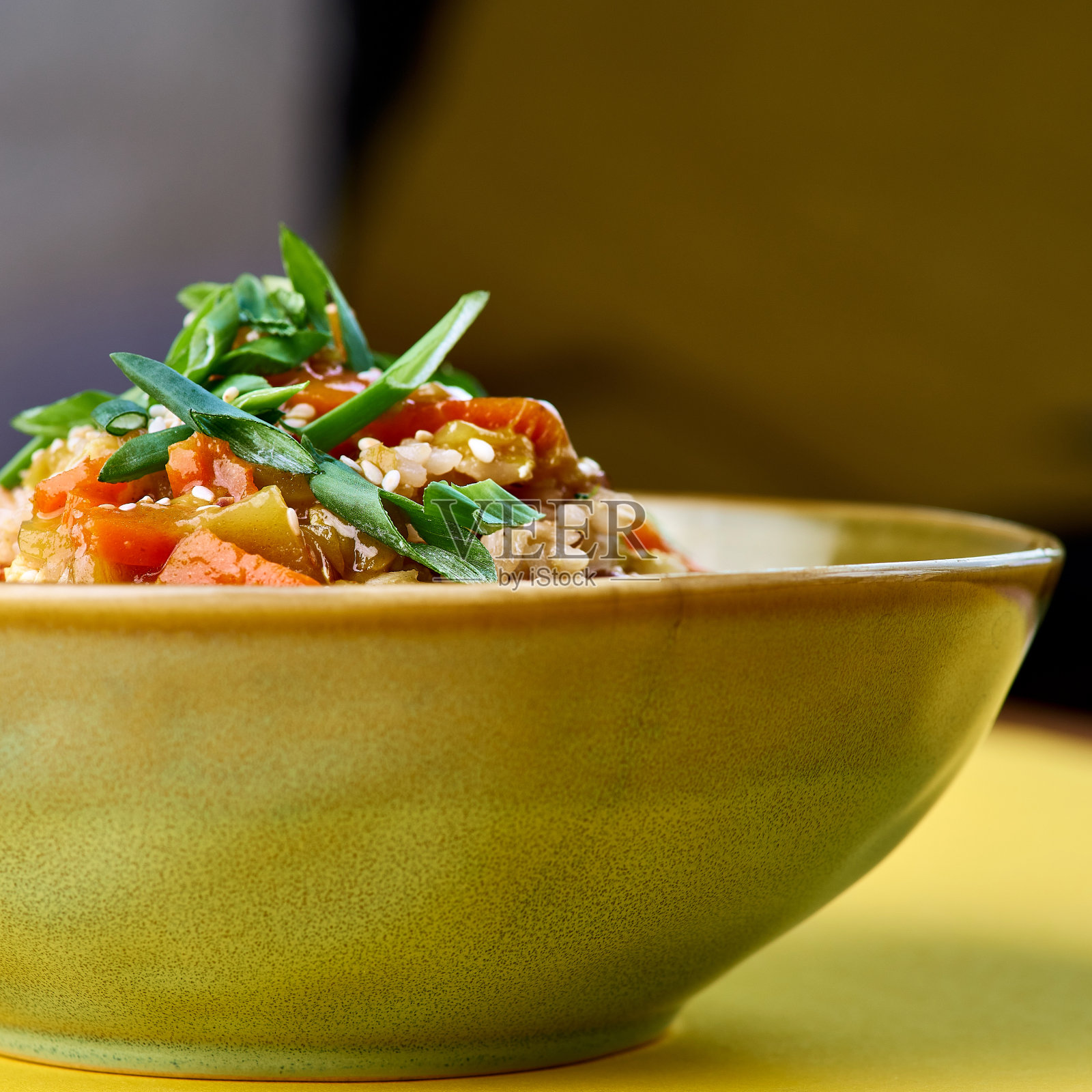 一碗炒饭和蔬菜。传统的中国食物。黄色的水平视图照片摄影图片