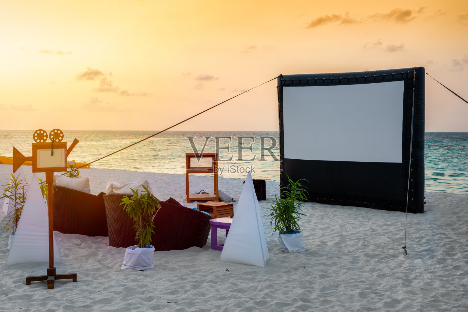 一个私人电影院设置在一个热带海滩照片摄影图片