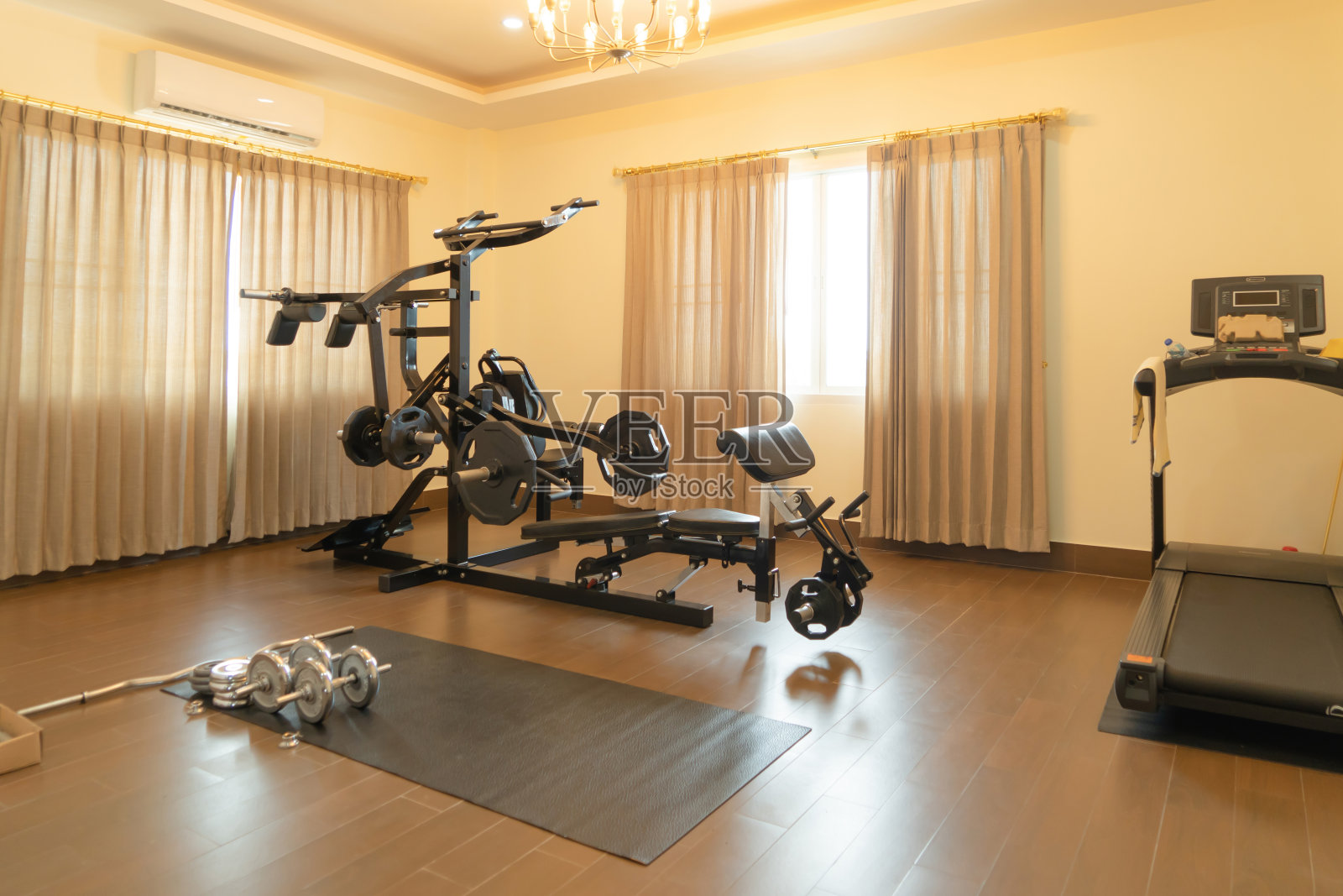 现代家庭健身中心。私人健身器材装修。室内设计装饰背景。照片摄影图片