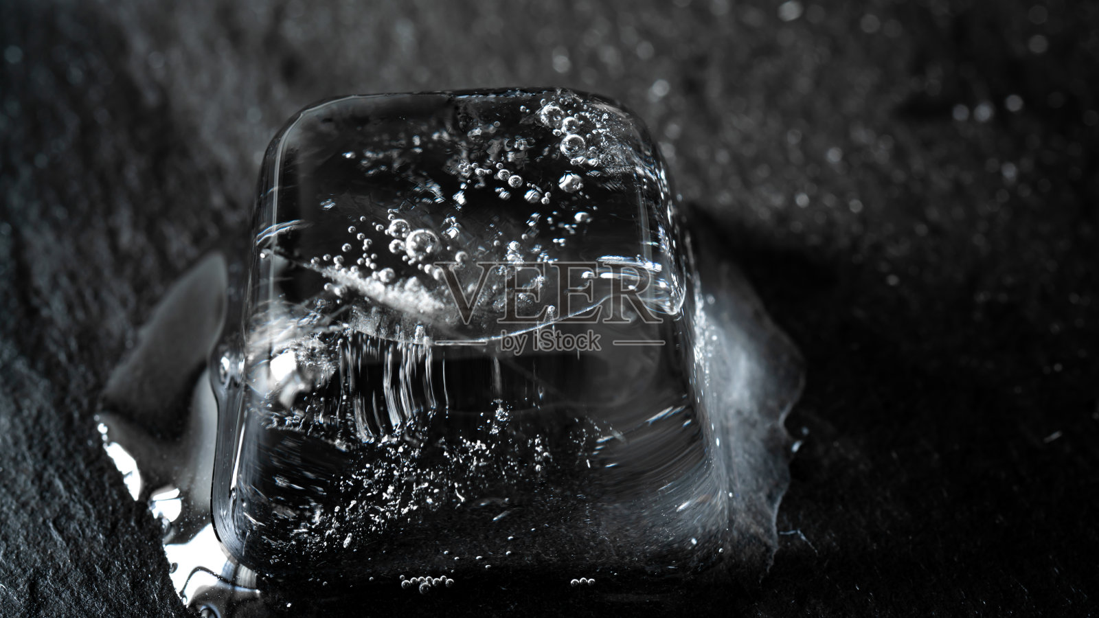 黑色背景上融化的冰块照片摄影图片