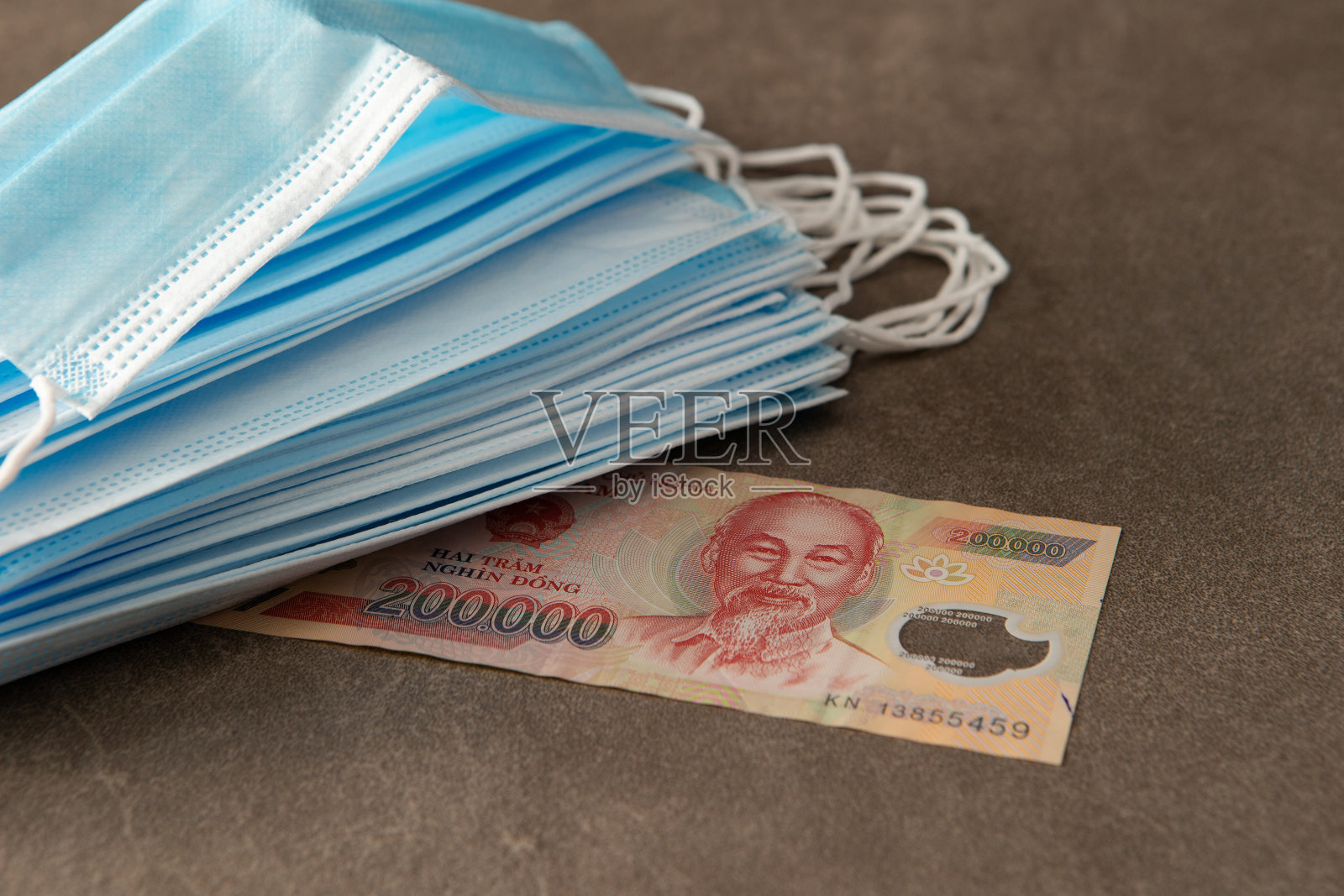 带口罩的越南货币照片摄影图片