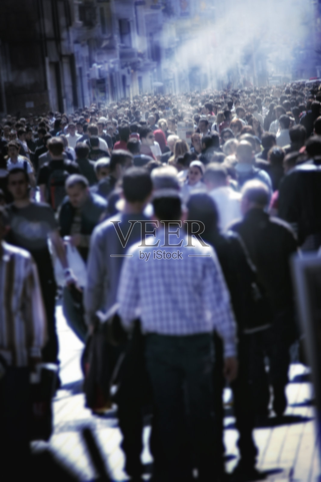 一群人走在繁忙的城市街道上照片摄影图片