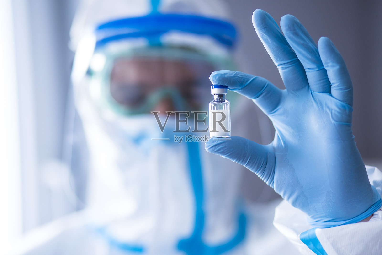 医生对抗冠状病毒-检测和接种疫苗照片摄影图片