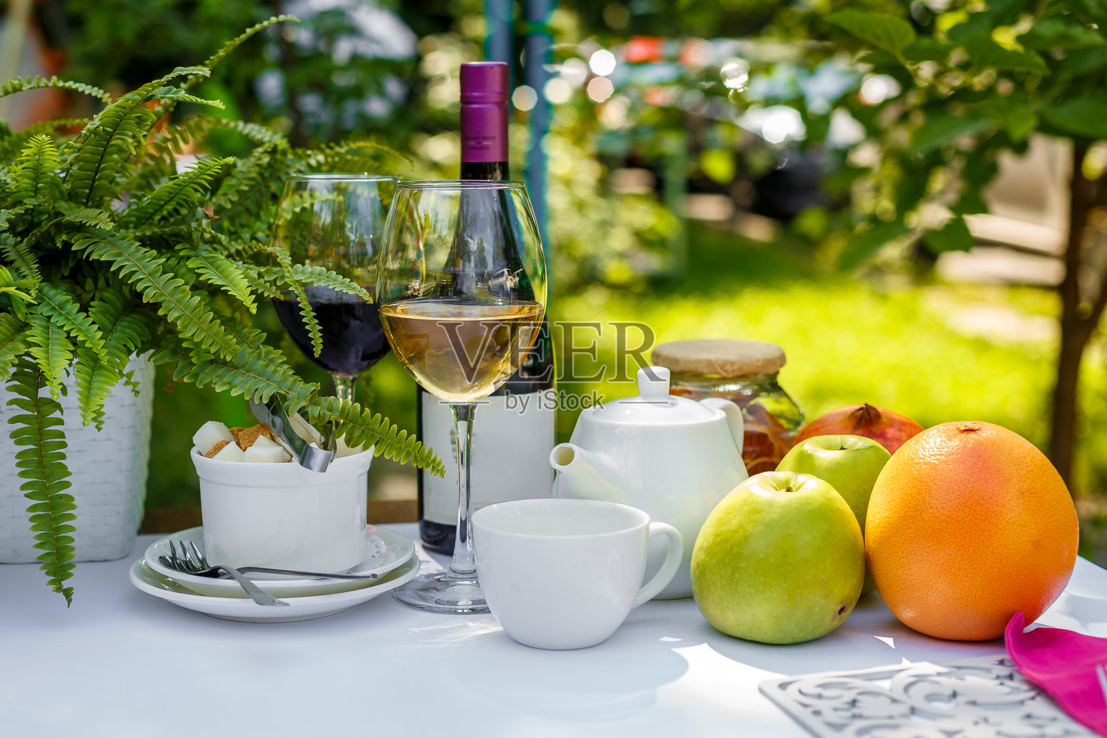 有葡萄酒和苹果的浪漫野餐照片摄影图片