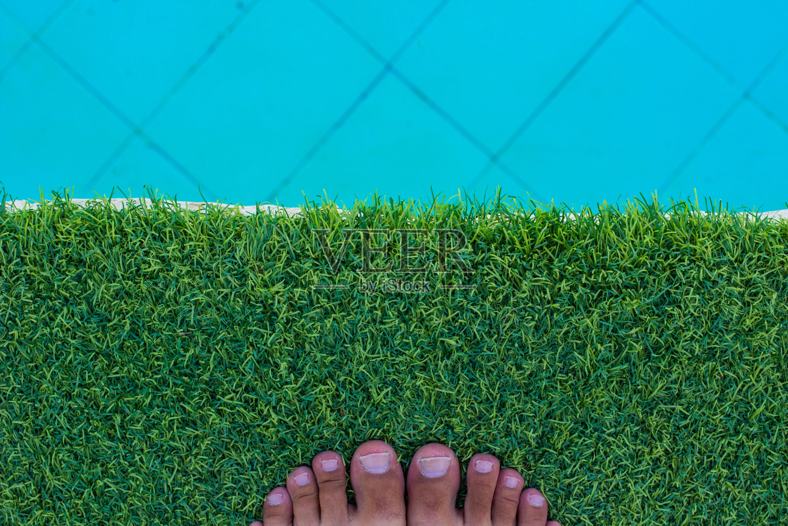 男脚趾脚站在一个合成草地附近游泳池边室外庭院空间背景海报视图与空的复制空间为您的文本这里照片摄影图片