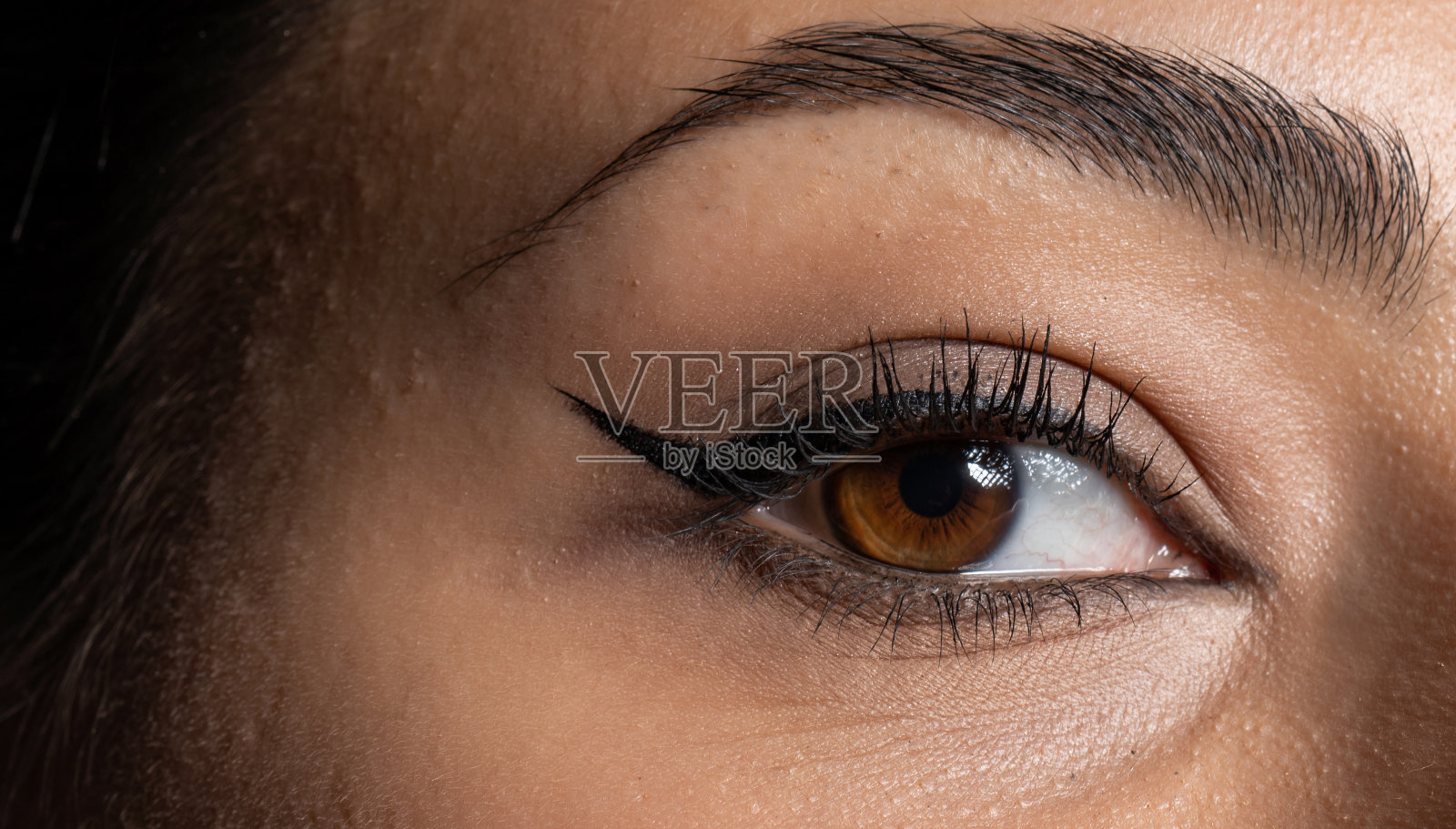 女人用眼线化妆的眼睛照片摄影图片