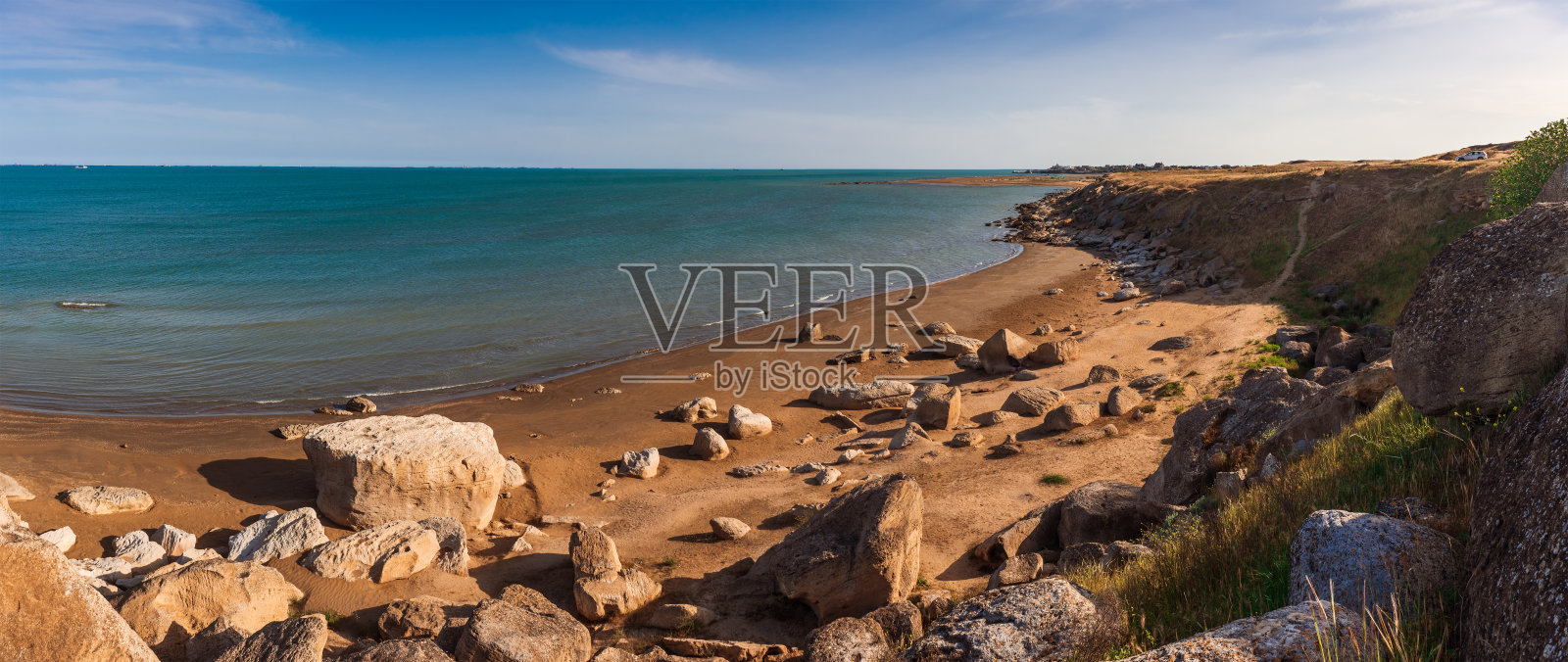 广阔的夏日海滩全景，岩石海岸照片摄影图片