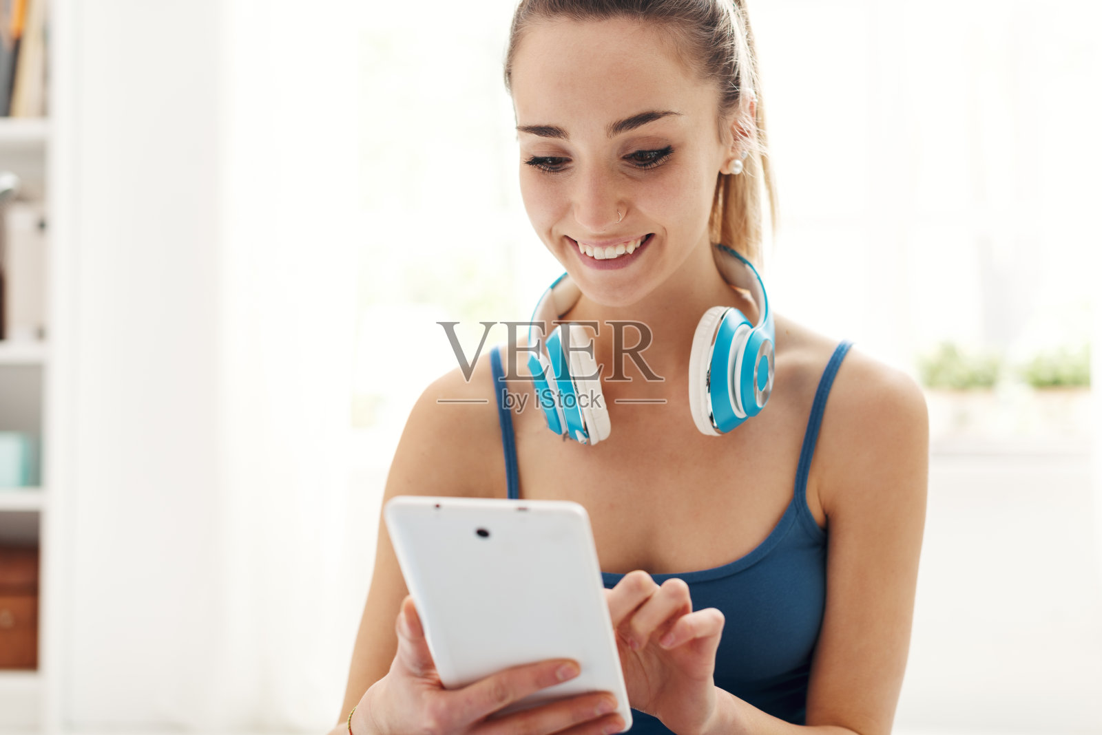 在平板电脑上搜索音乐的快乐女人照片摄影图片