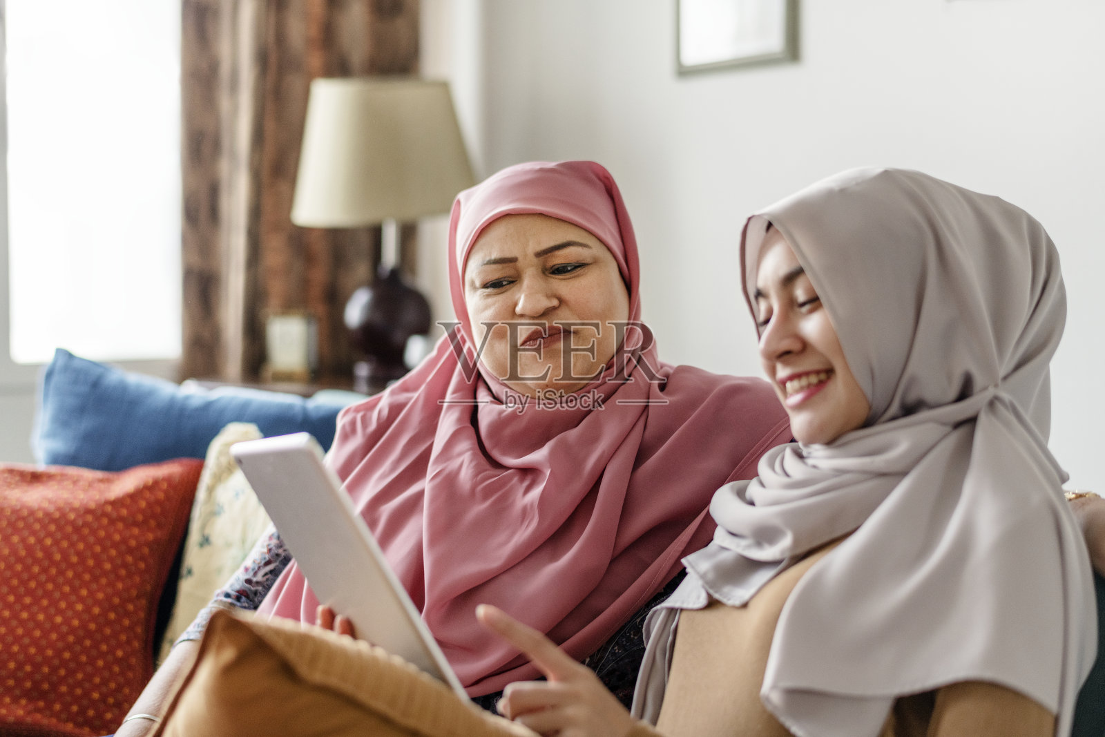 穆斯林女性使用平板电脑照片摄影图片