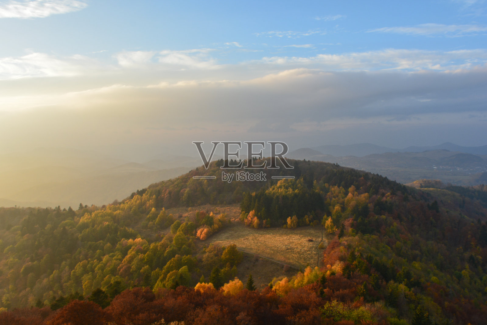 五彩缤纷的风景越过高山和绿色的森林。斯洛伐克的一个徒步旅行的秋天全景照片摄影图片
