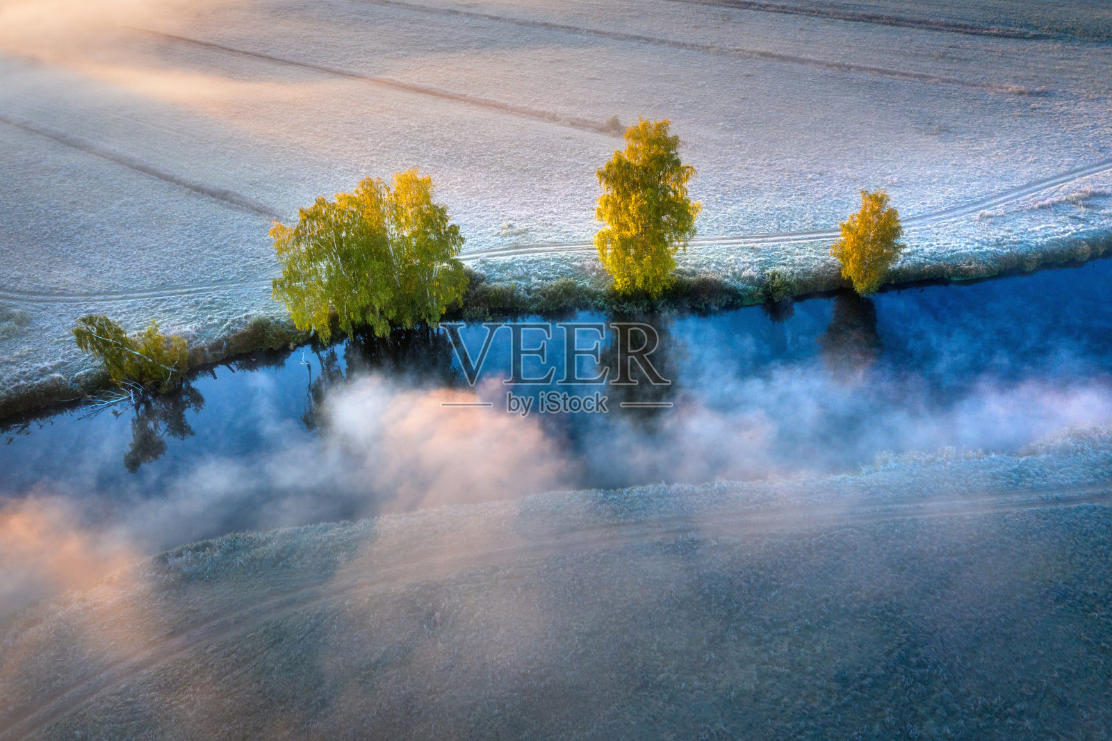 雾景鸟瞰图。河上夏日清晨日出。照片摄影图片