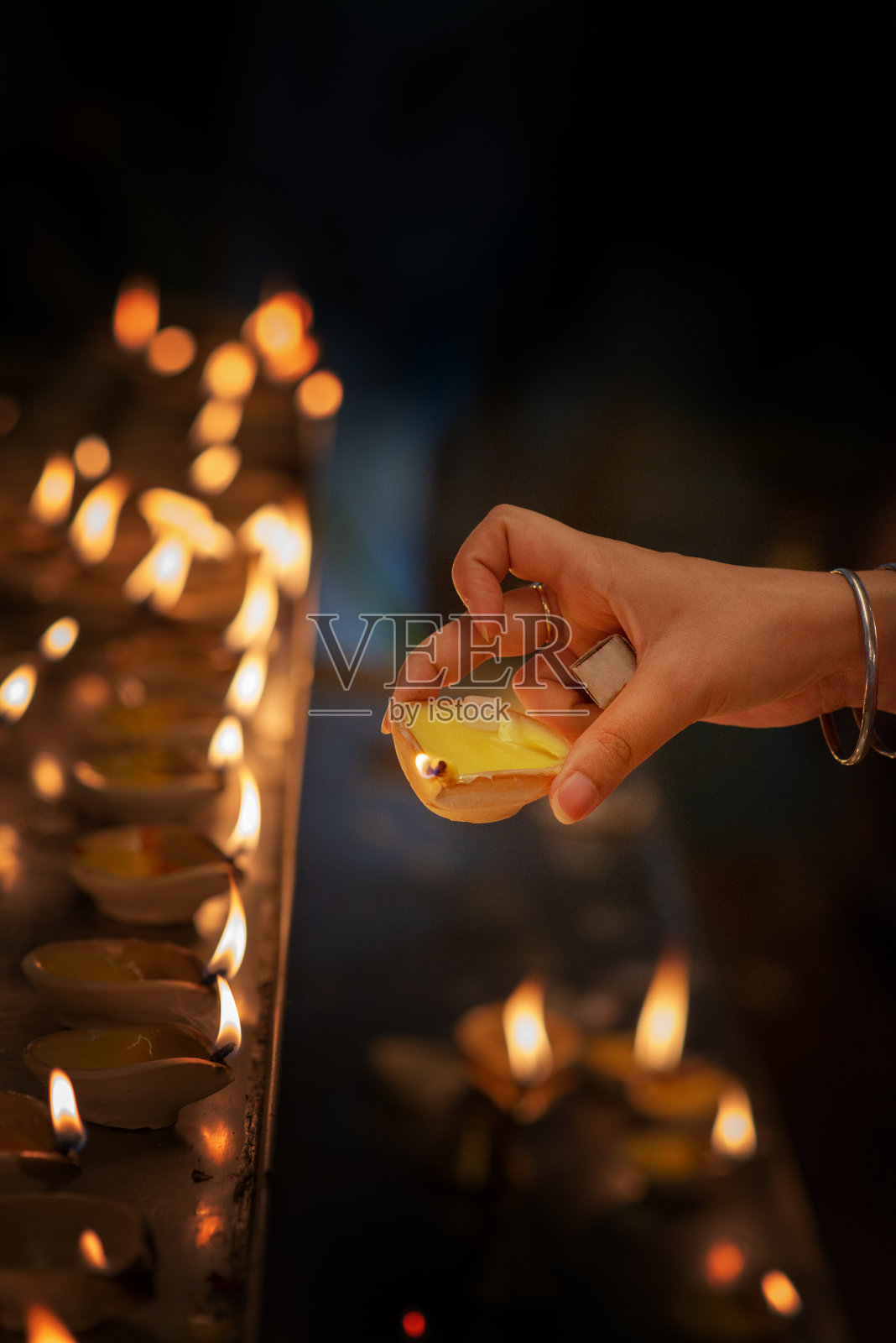 印度寺庙排灯节油灯照片摄影图片