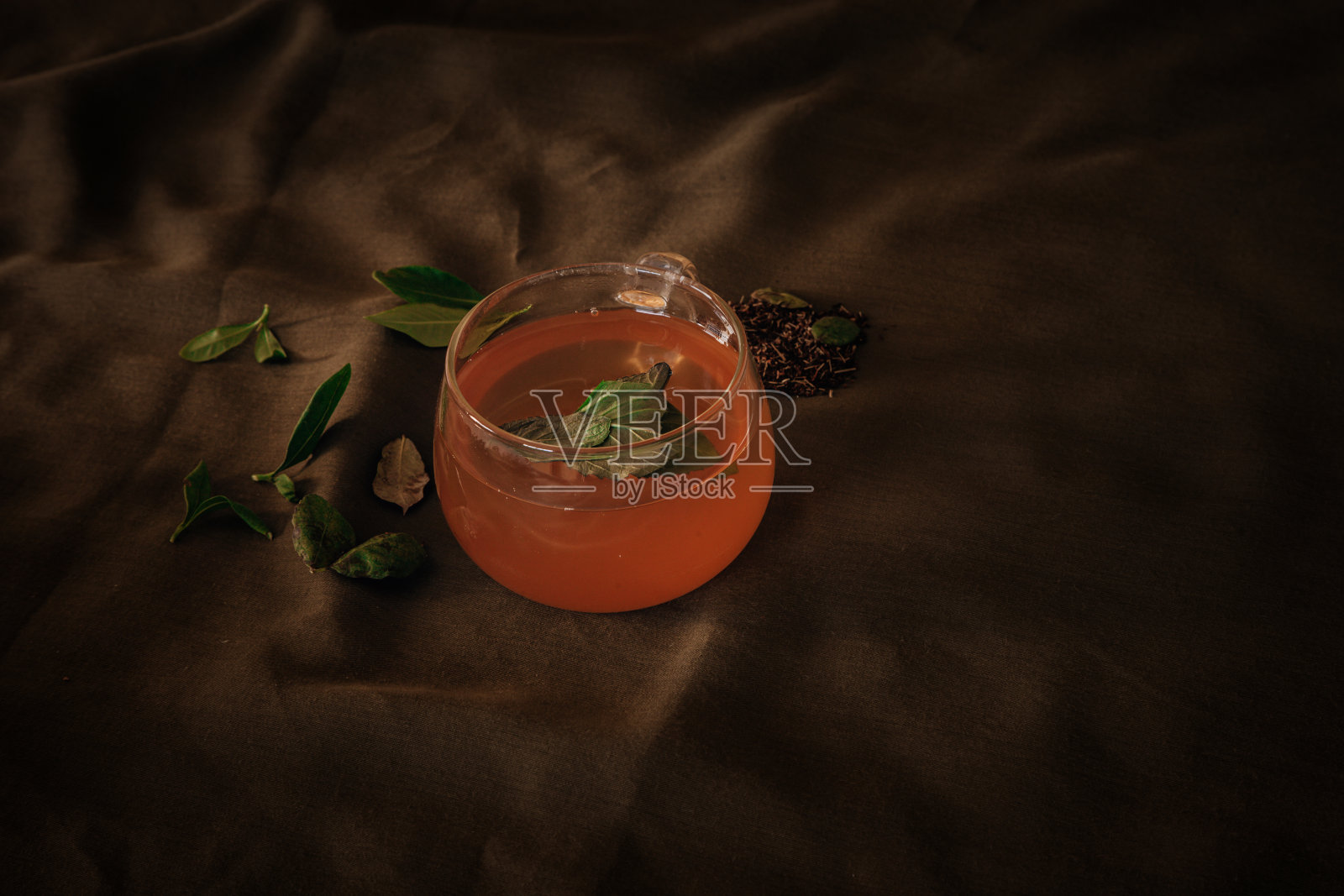绿薄荷茶玻璃杯照片摄影图片