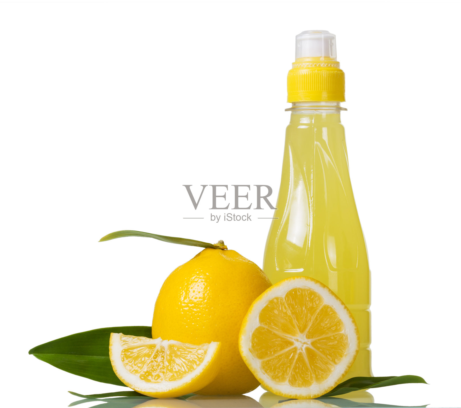 一瓶柠檬汁和新鲜的绿叶柠檬。孤立在白色的。照片摄影图片
