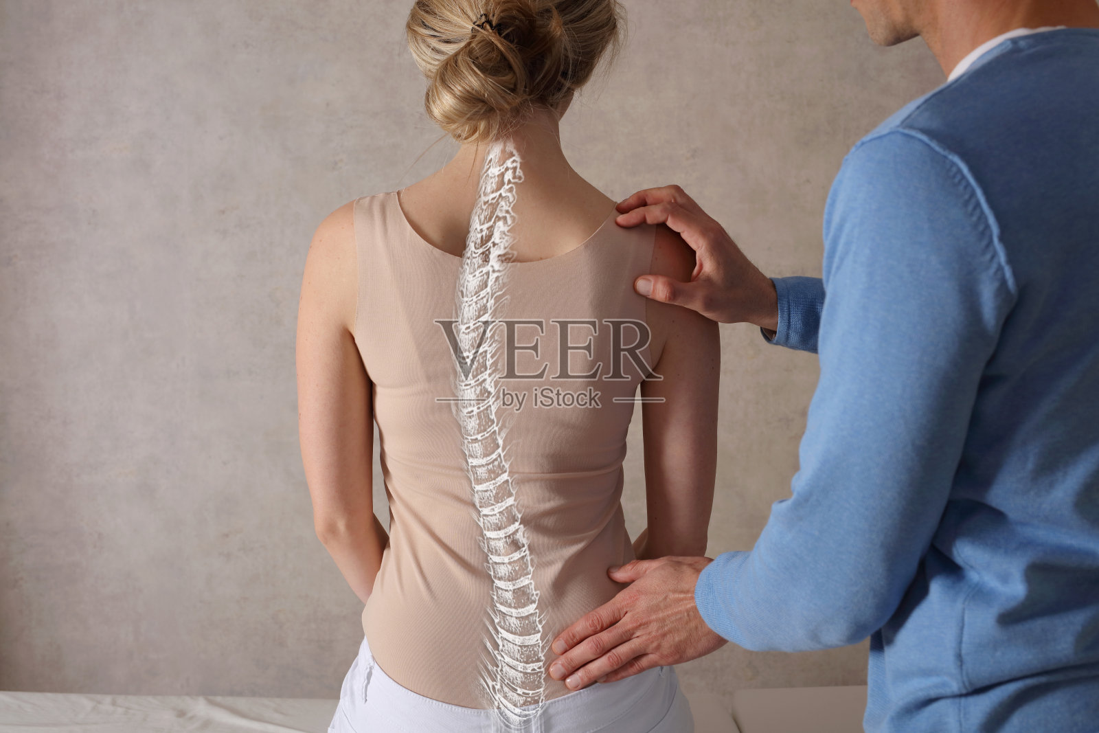 脊柱侧弯解剖学，姿势矫正。推拿治疗，缓解背部疼痛。照片摄影图片