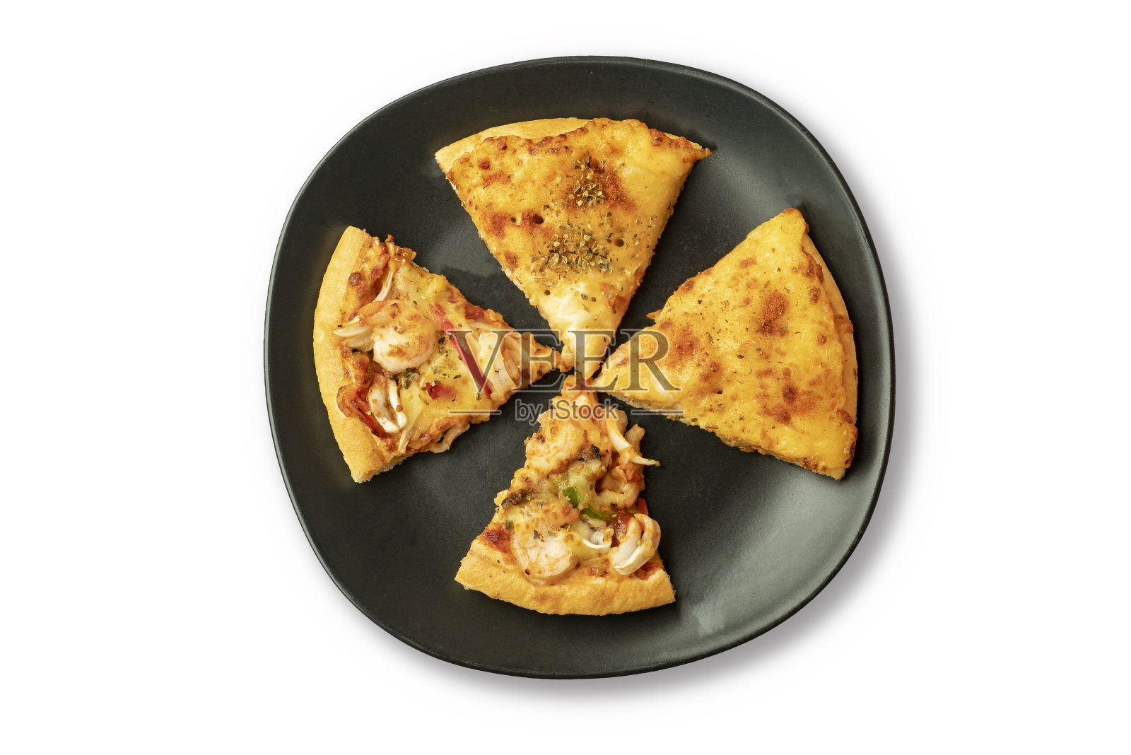 美味的披萨，黑色的盘子，白色的背景。照片摄影图片