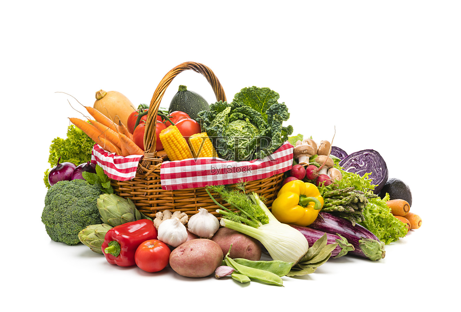 健康新鲜的有机蔬菜在一个篮子孤立在白色的背景照片摄影图片