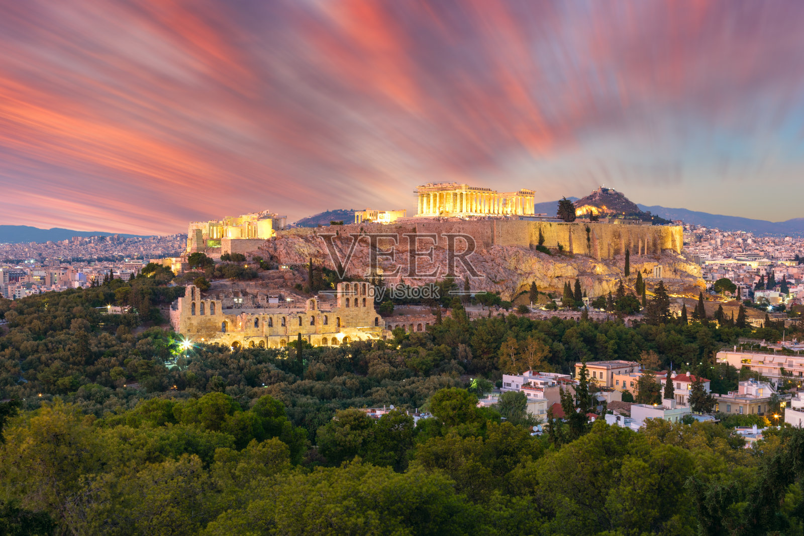 希腊雅典卫城，帕台农神庙在日落时灯火通明照片摄影图片