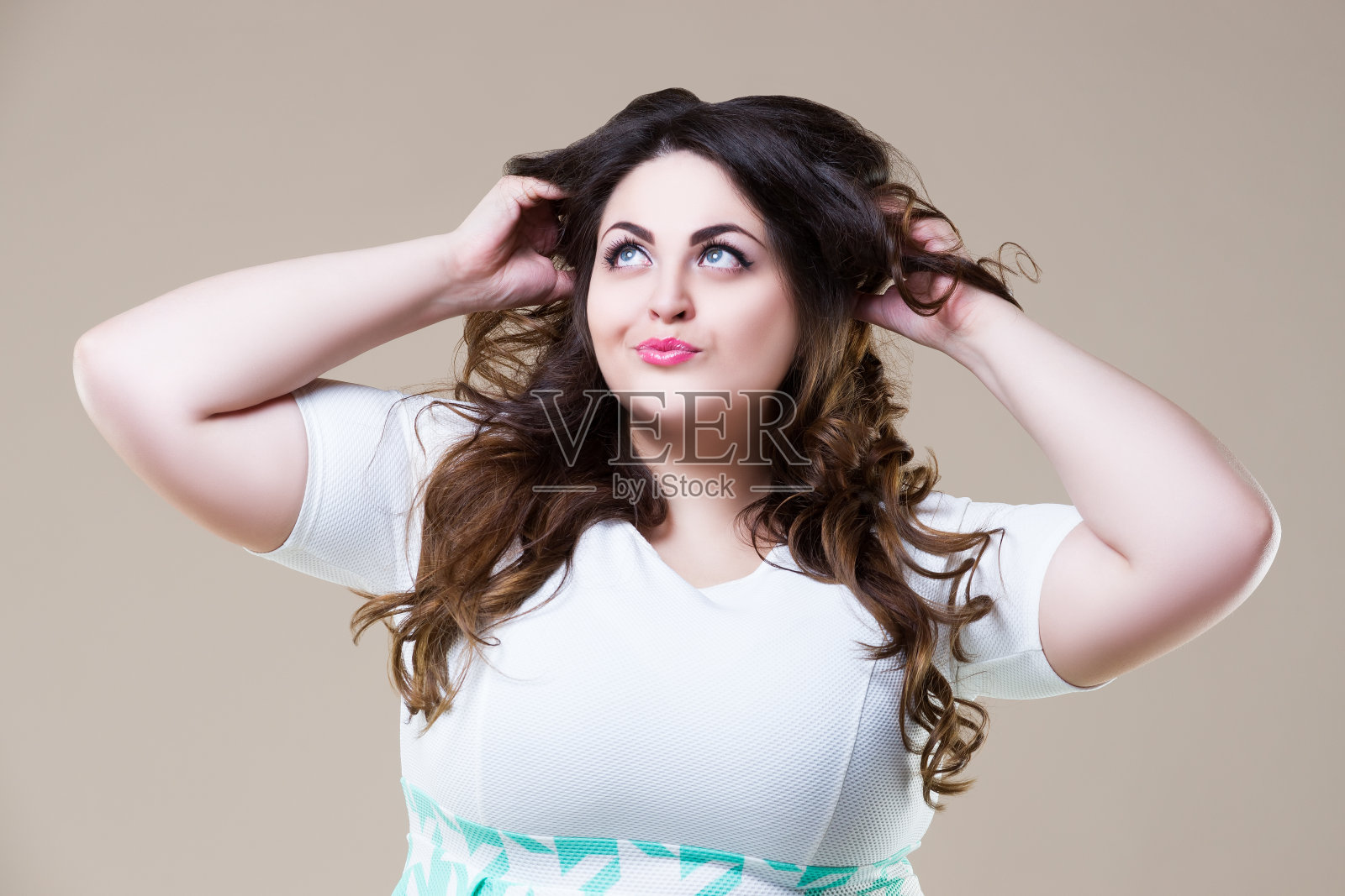 快乐梦想加尺寸模型在休闲衣服，肥胖的女人米色背景照片摄影图片