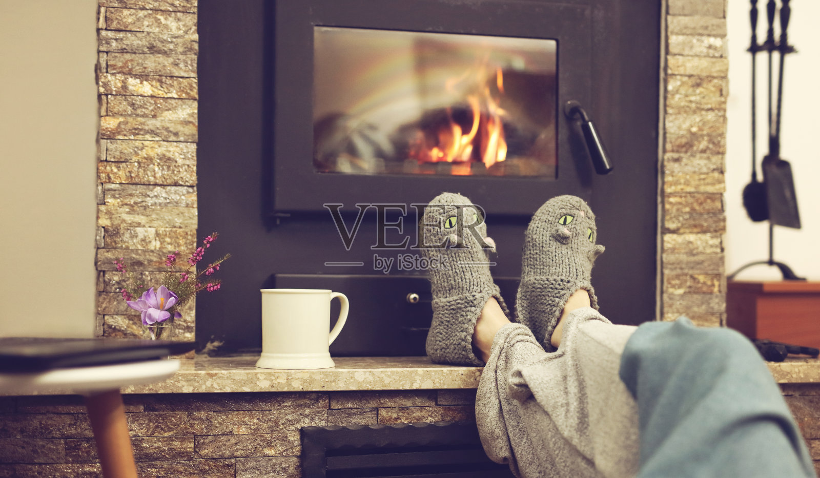 舒适的山间周末，女人在舒适的家里穿着放松靠近壁炉，喝着可可照片摄影图片