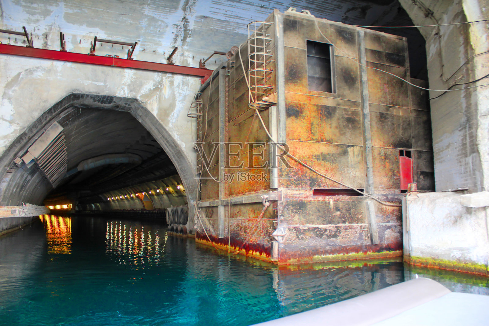 巴拉克拉瓦,克里米亚。冷战时期的军事目标，地下潜艇基地和武器。水下通道在岩洞中，在那里隐藏潜艇照片摄影图片
